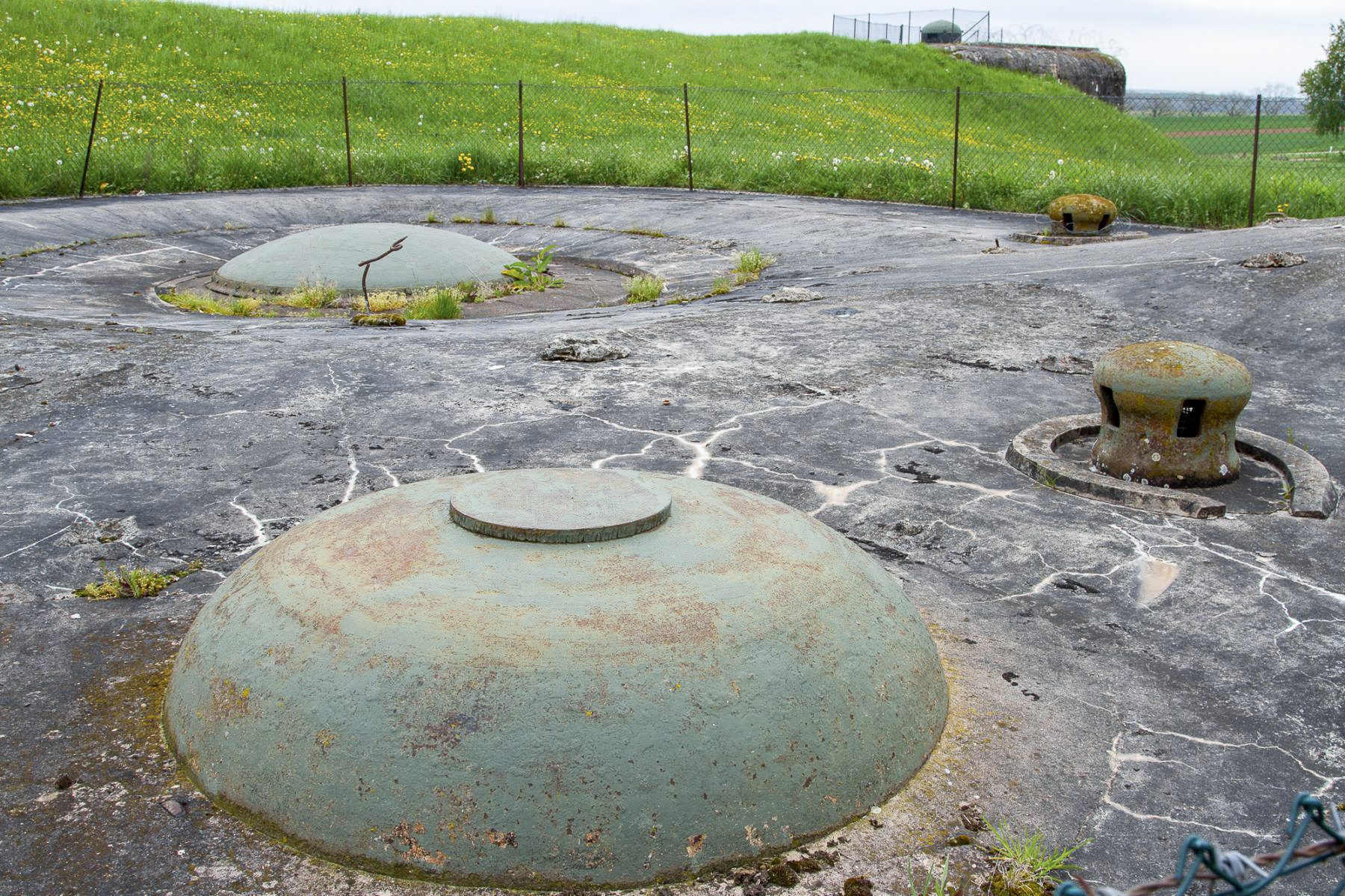 Ligne Maginot - SCHOENENBOURG - (Ouvrage d'artillerie) - Bloc 5
Cloche LG au premier plan - Michel Teiten