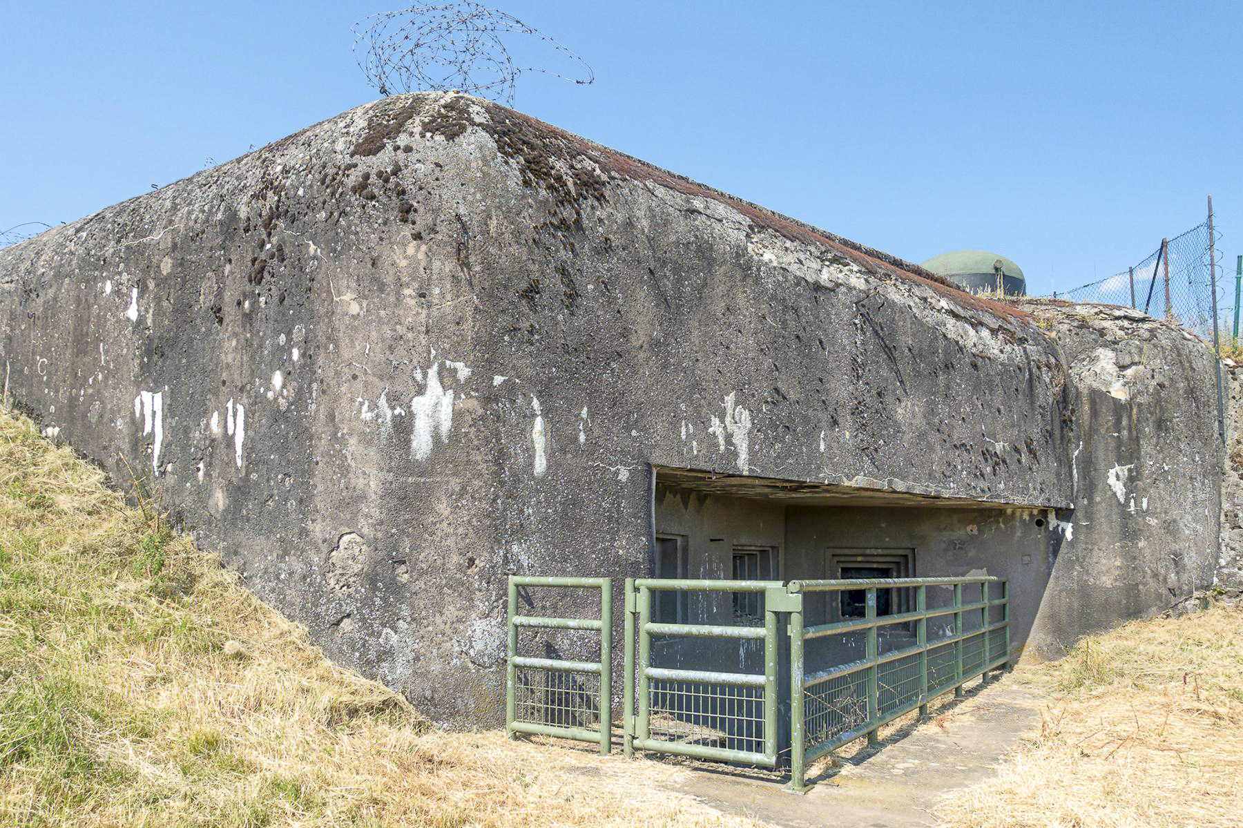 Ligne Maginot - SCHOENENBOURG - (Ouvrage d'artillerie) - Bloc 6
Les créneaux de JM/47 et FM 24/29
 - David Palmer