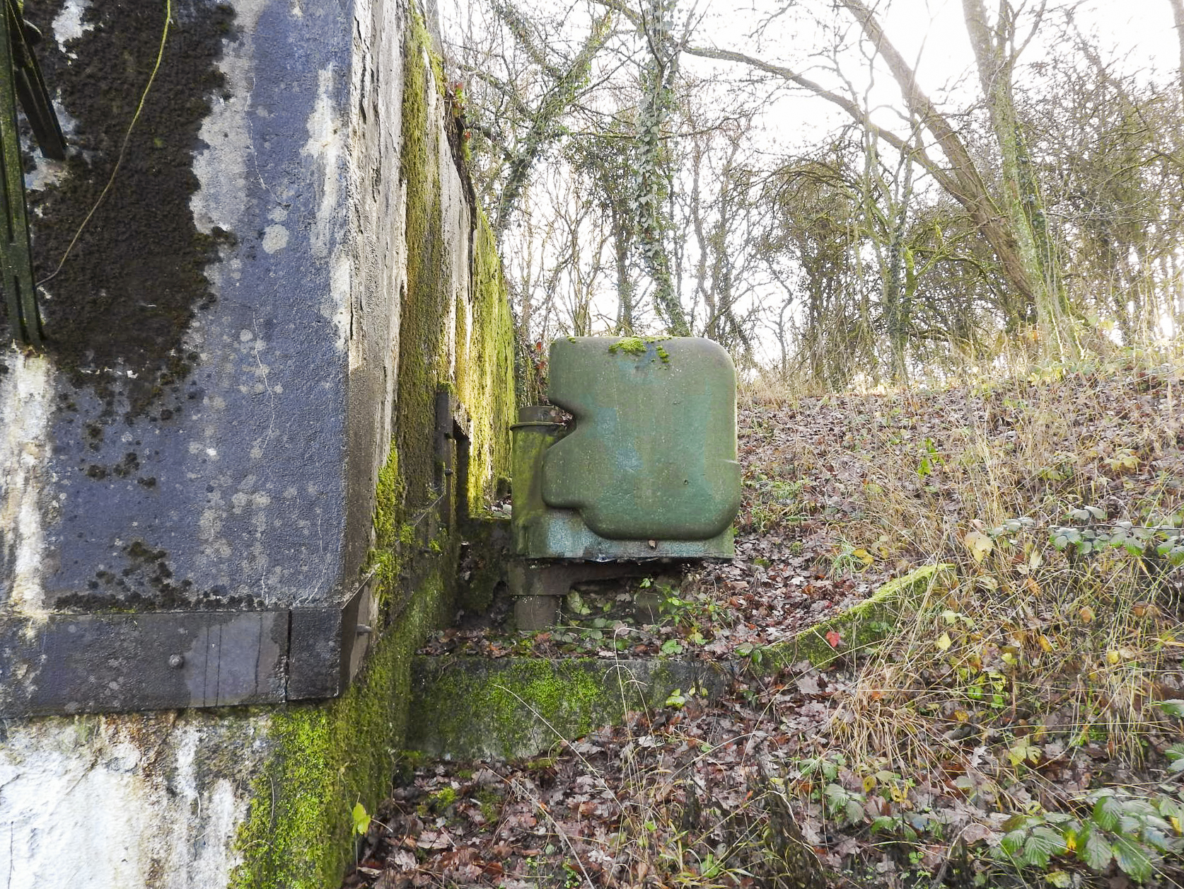 Ligne Maginot - MICHELSBERG - A22 - (Ouvrage d'artillerie) - Bloc 2
Le caisson blindé du projecteur. - STENGER Mathieu