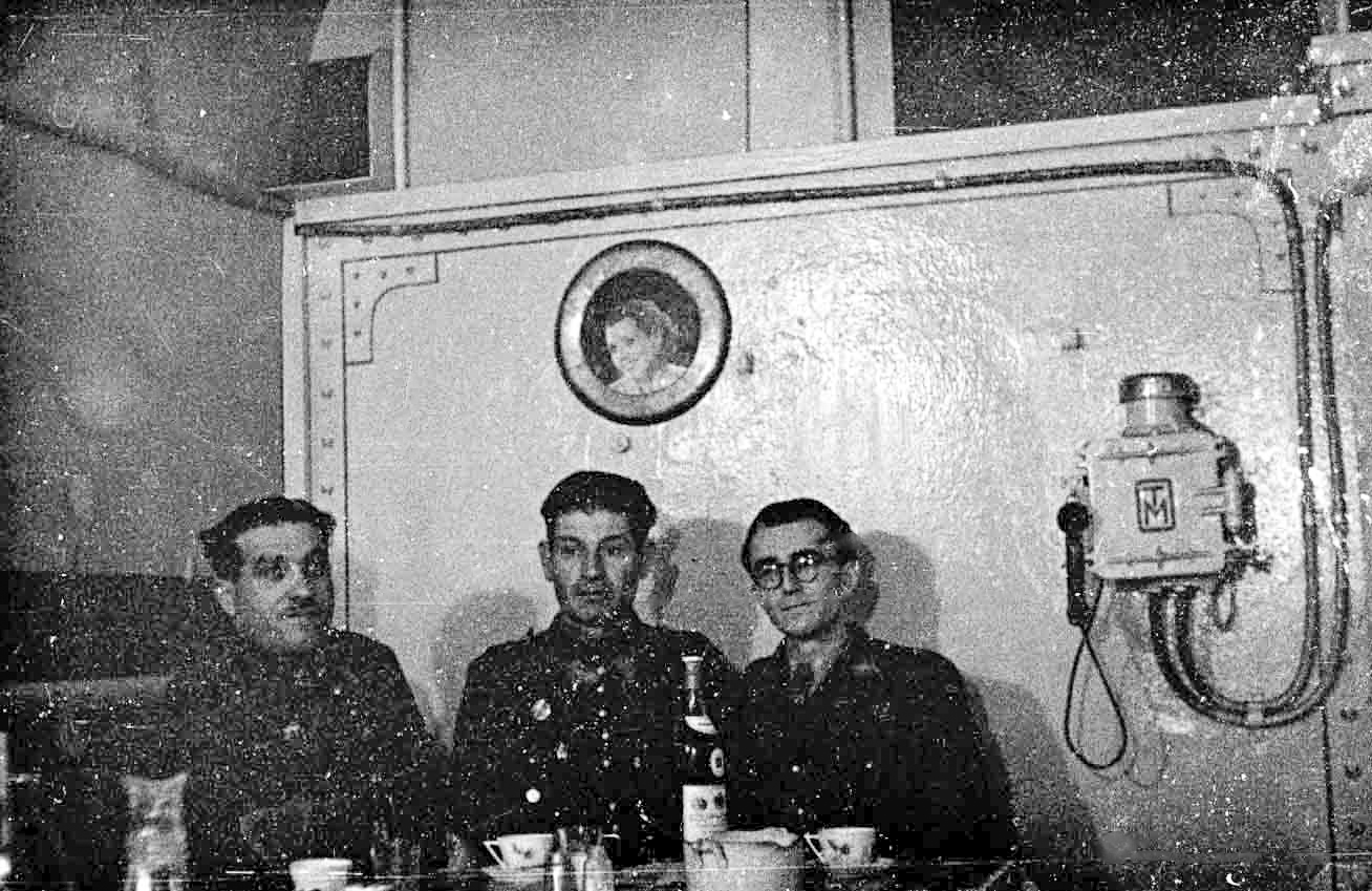 Ligne Maginot - HOCHWALD - (Ouvrage d'artillerie) - Le mess officiers
Cne Roy,  -- , Slt Piet - Albert HAAS