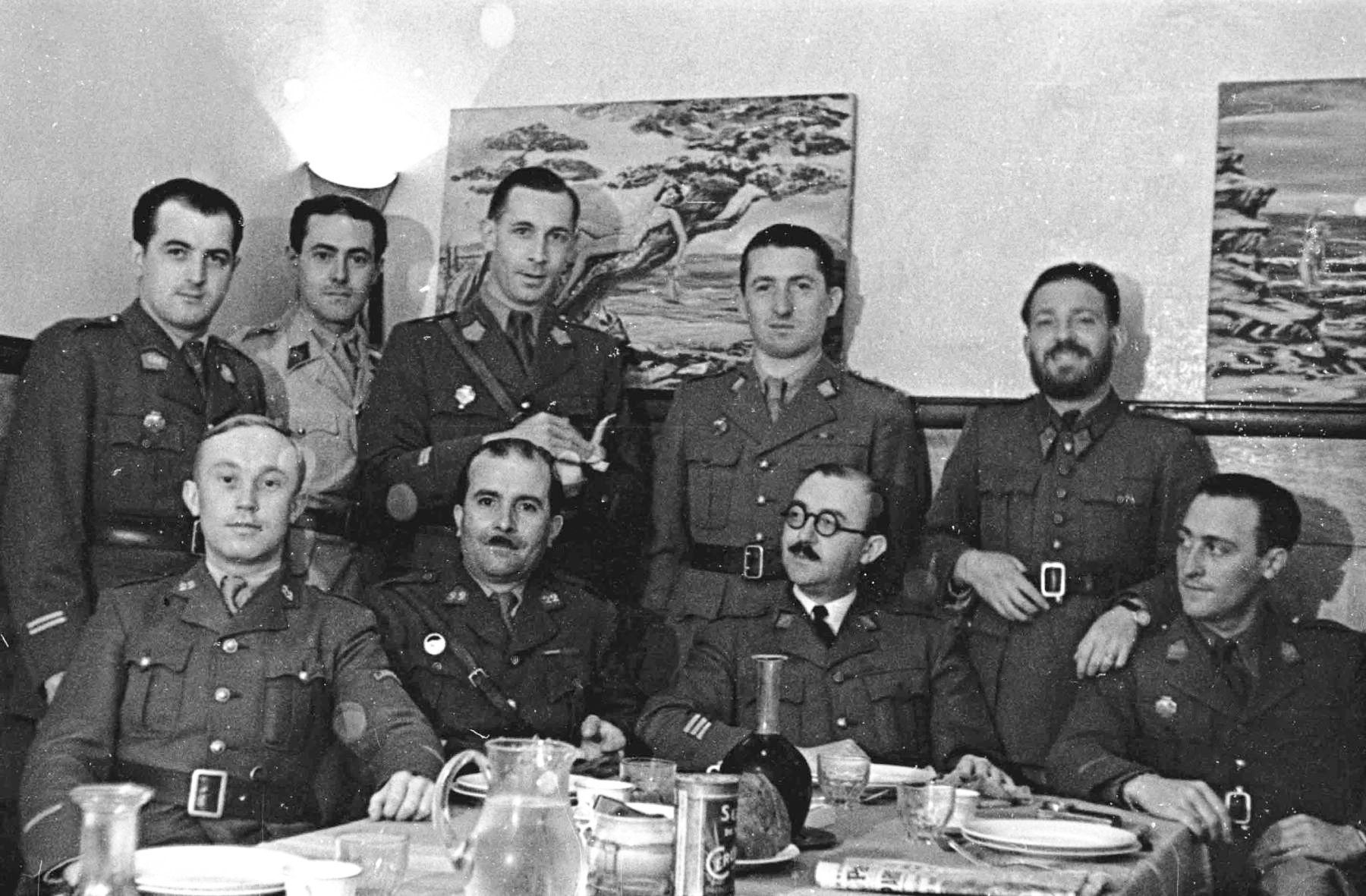 Ligne Maginot - HOCHWALD - (Ouvrage d'artillerie) - Le mess officiers
Le Lt Hauer, le SLt Haas Albert, Lefèvre, le Cne Roy commandant infanterie de l'ouvrage Est, Hulot, le Lt Schertzinger commandant le bloc 13, le Lt Simon, observateur d'artillerie bloc 20 et Monnier - Inconnu