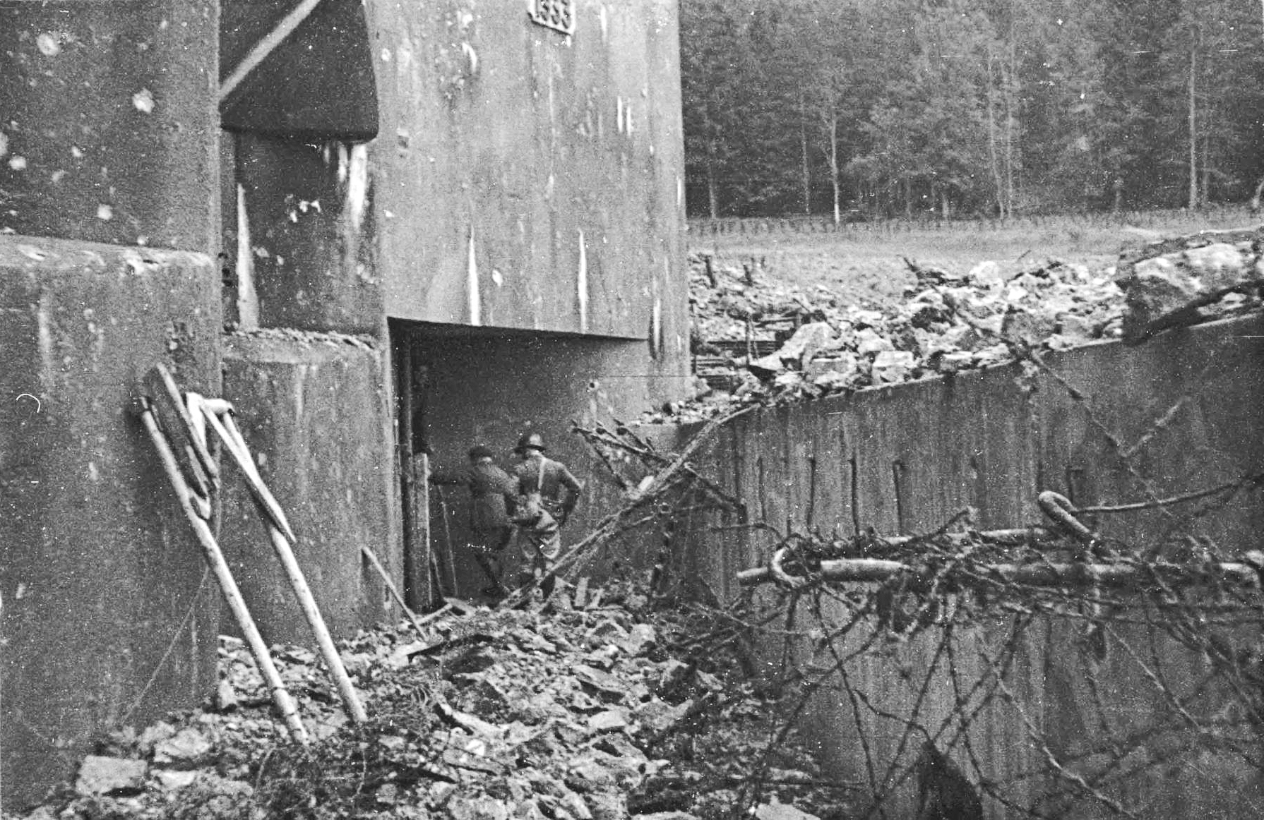 Ligne Maginot - HOCHWALD - (Ouvrage d'artillerie) - Bloc 12
Casemate d'artillerie
Le fossé après les combats - Albert HAAS