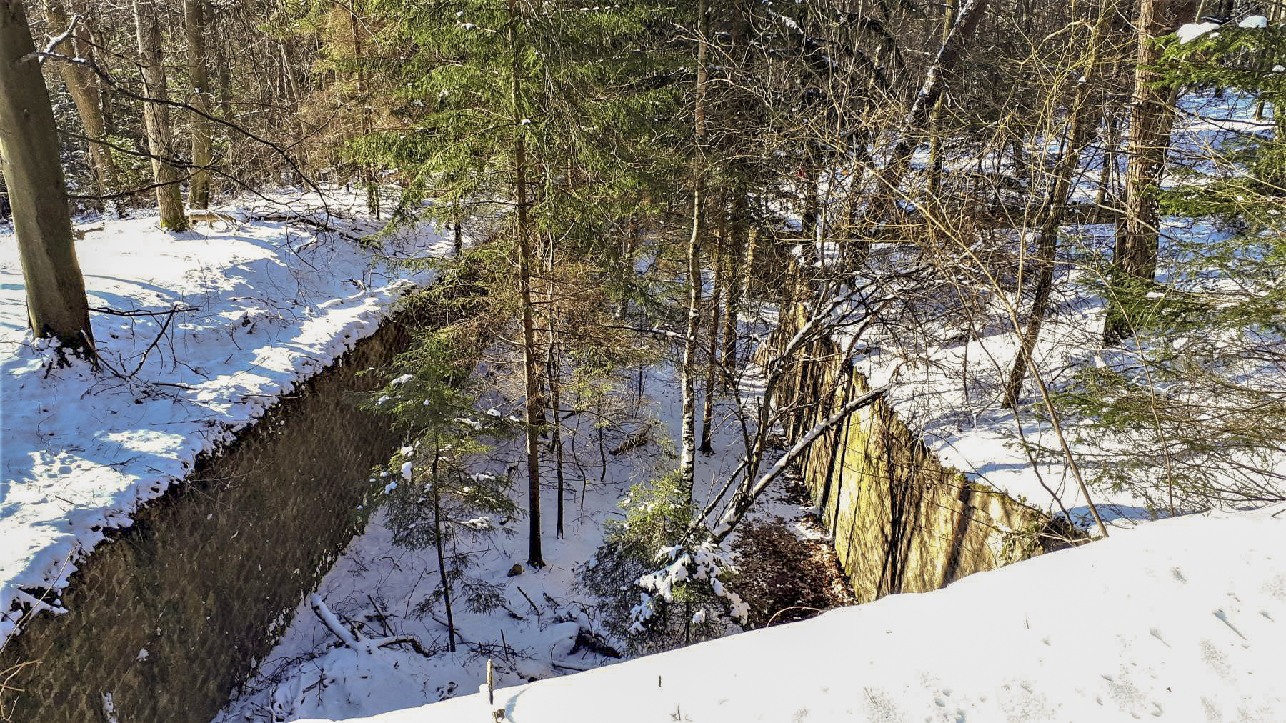 Ligne Maginot - HOCHWALD C2 - (Casemate d'infanterie) - Le fossé vue depuis la casemate