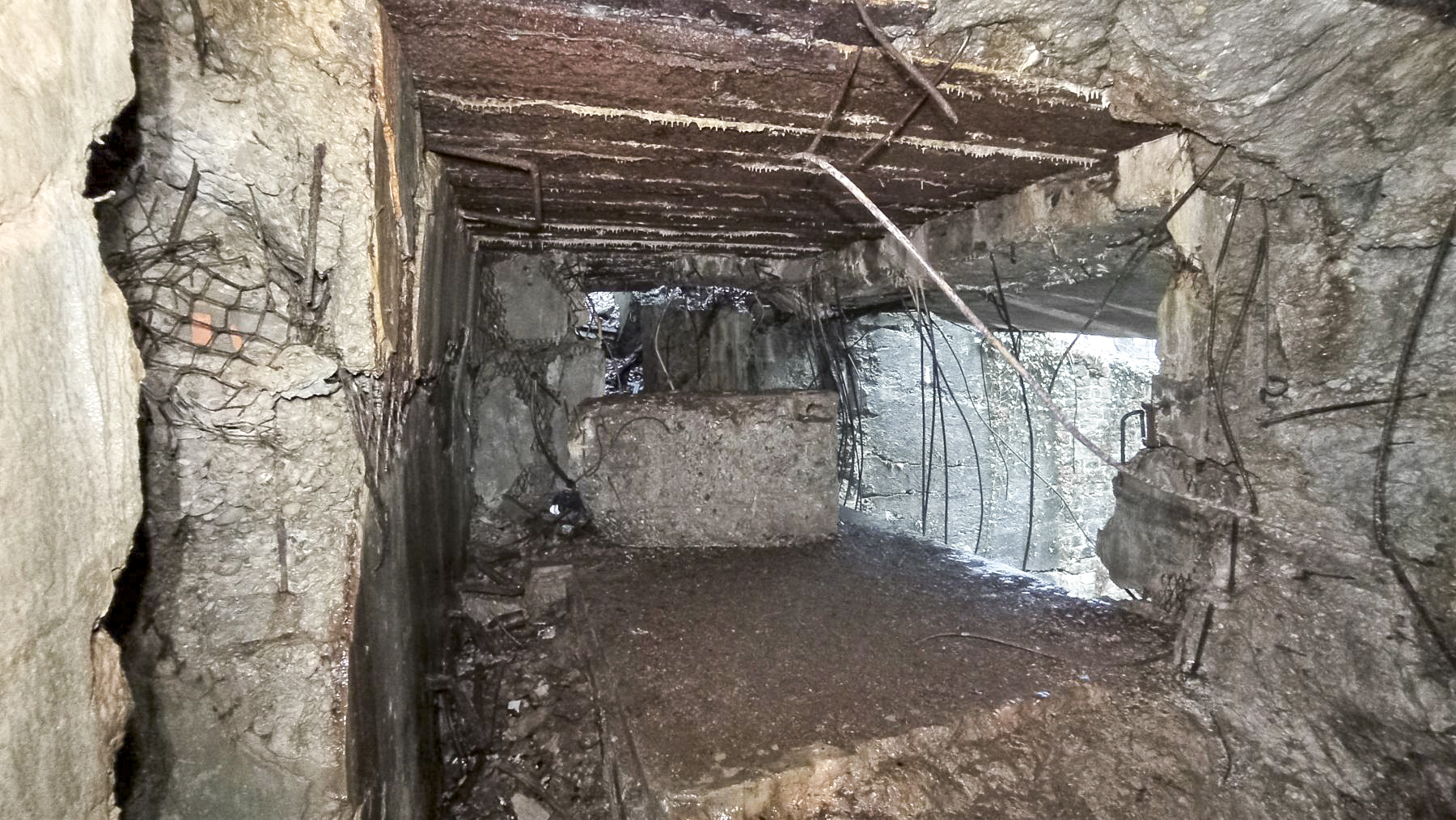 Ligne Maginot - HOCHWALD C2 - (Casemate d'infanterie) - La chambre de tir; une des parois du local du projecteur y a été projetée 