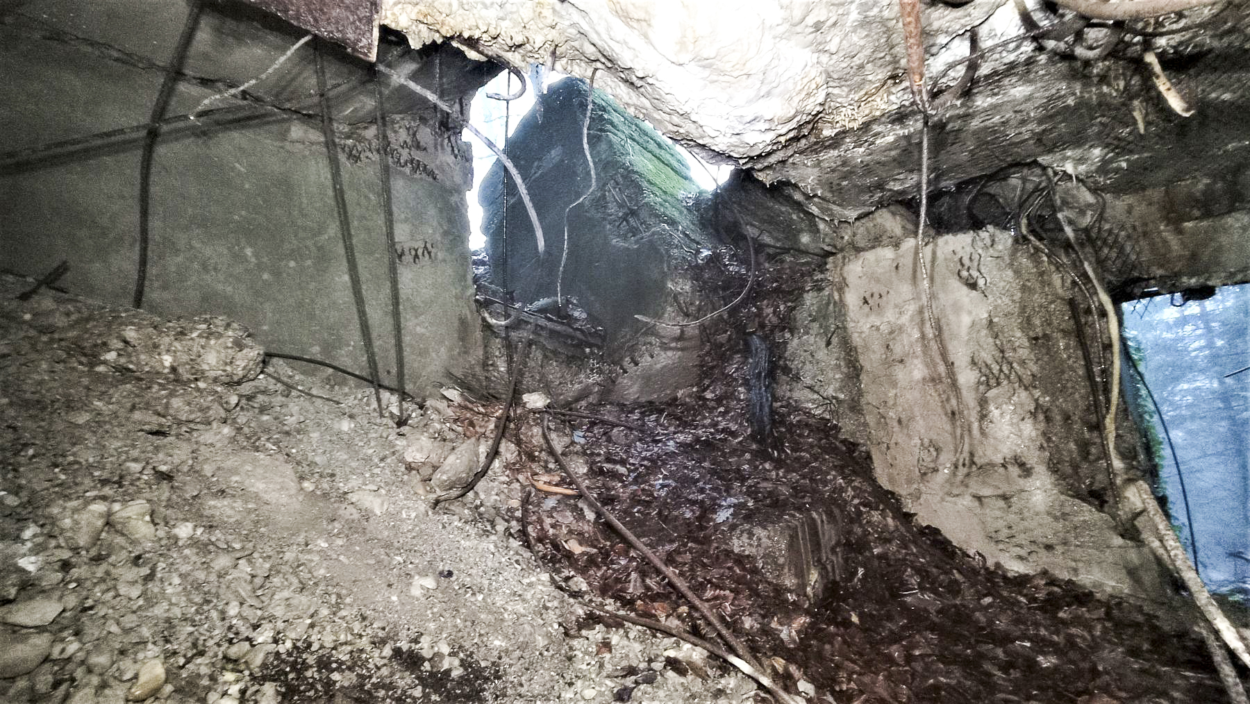 Ligne Maginot - HOCHWALD C2 - (Casemate d'infanterie) - Les restes du couloir en chicane de l'entrée  - Baptiste GAUDIN