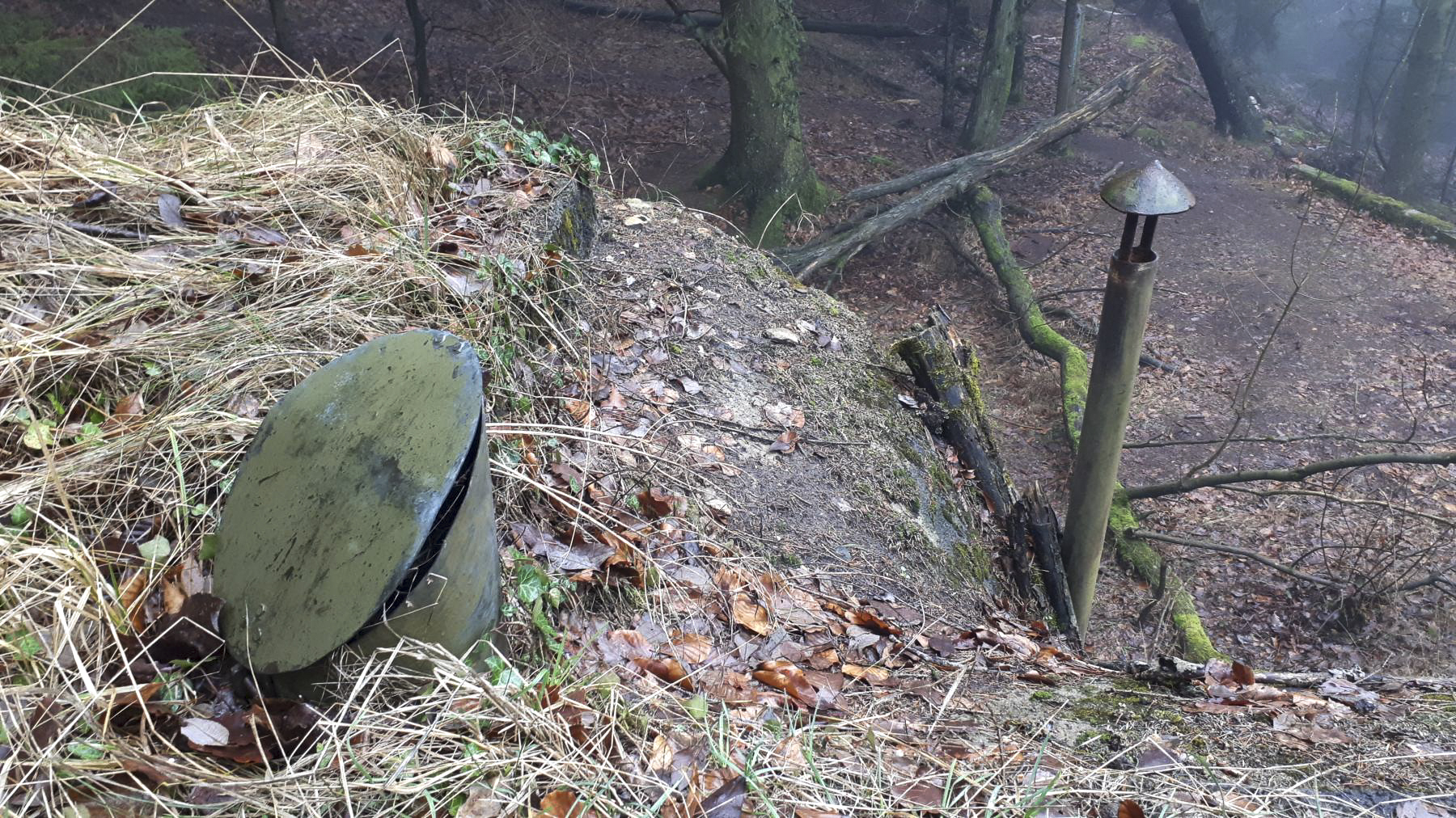 Ligne Maginot - HOCHWALD C3 - (Casemate d'infanterie - double) - A gauche, évacuation des gaz d'échappement du groupe électrogène