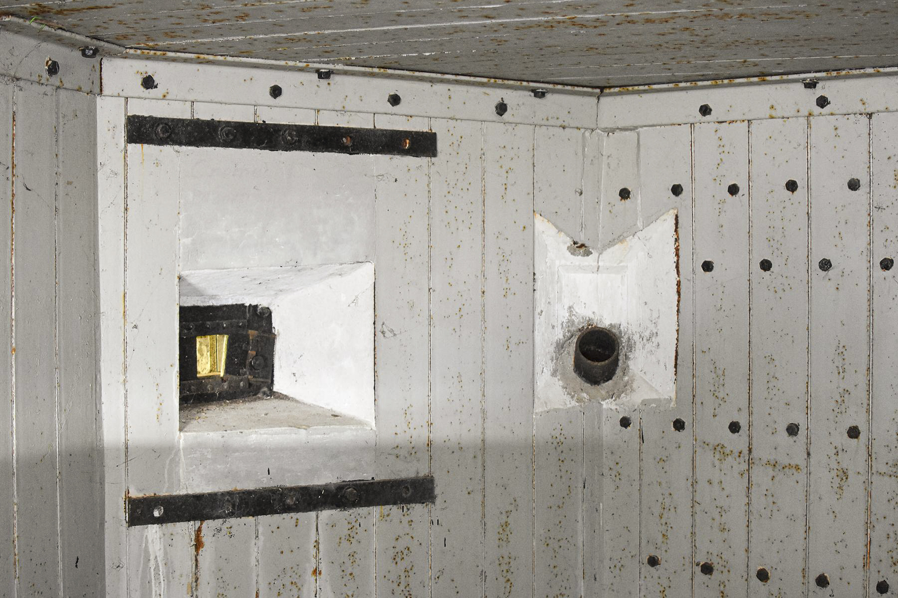 Ligne Maginot - 112 - BETTLACH SUD - (Casemate d'infanterie - Double) - Volet blindé du créneau de tir FM ou fusil et goulotte lance grenades - David Palmer