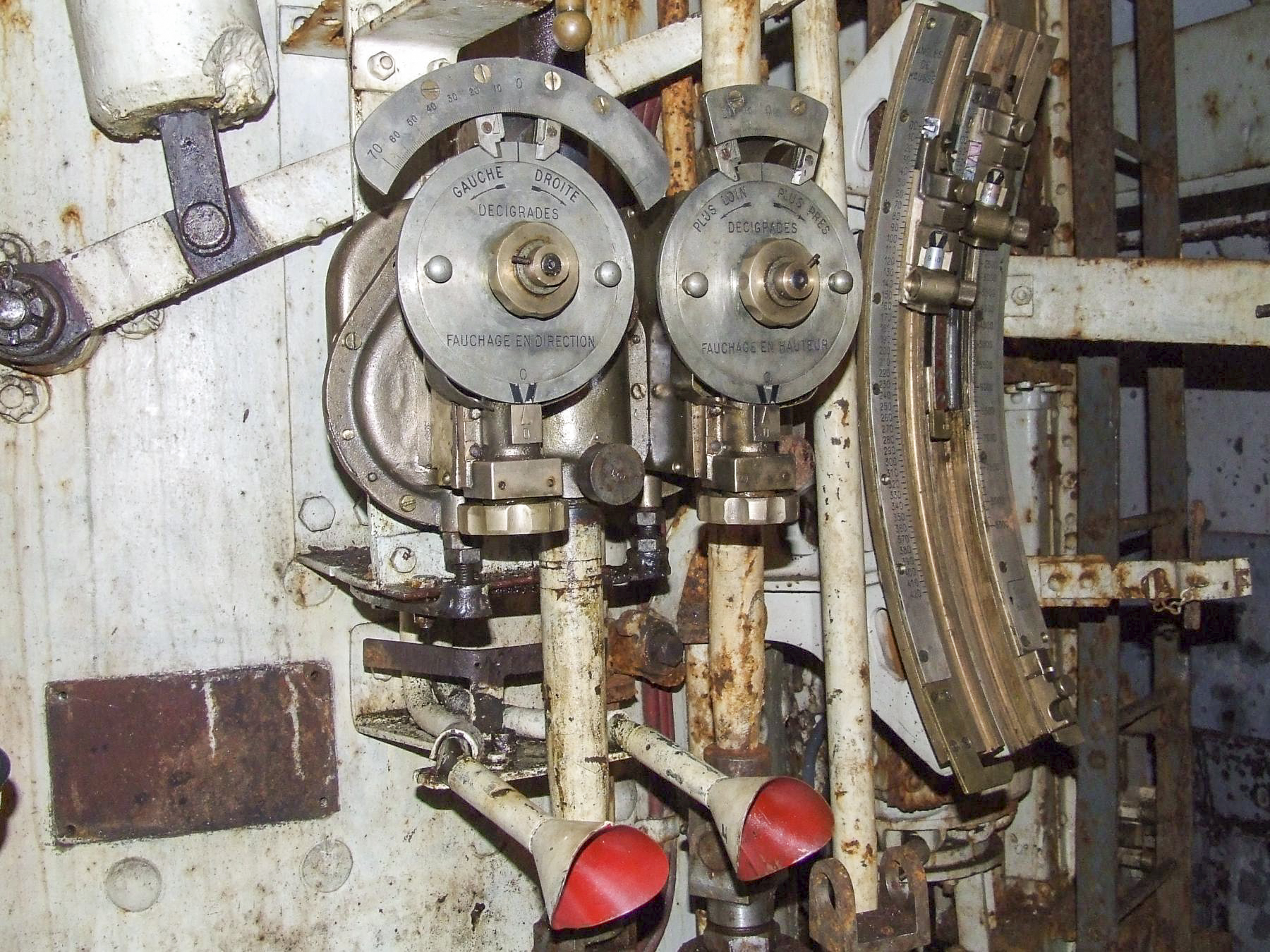 Ligne Maginot - MICHELSBERG - A22 - (Ouvrage d'artillerie) - Bloc 5
Les commandes de réglage en direction et en hauteur. - STENGER Mathieu