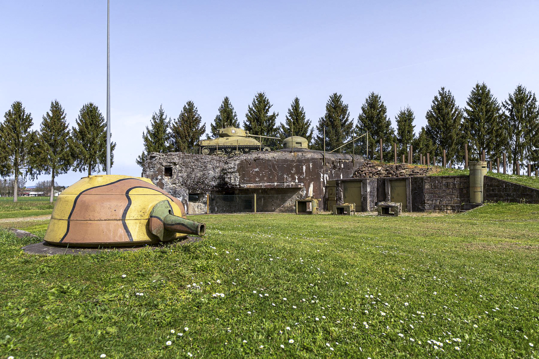 Ligne Maginot - ESCH - (Casemate d'infanterie - Double) - Façade sud et Tourelle démontable  - David Palmer