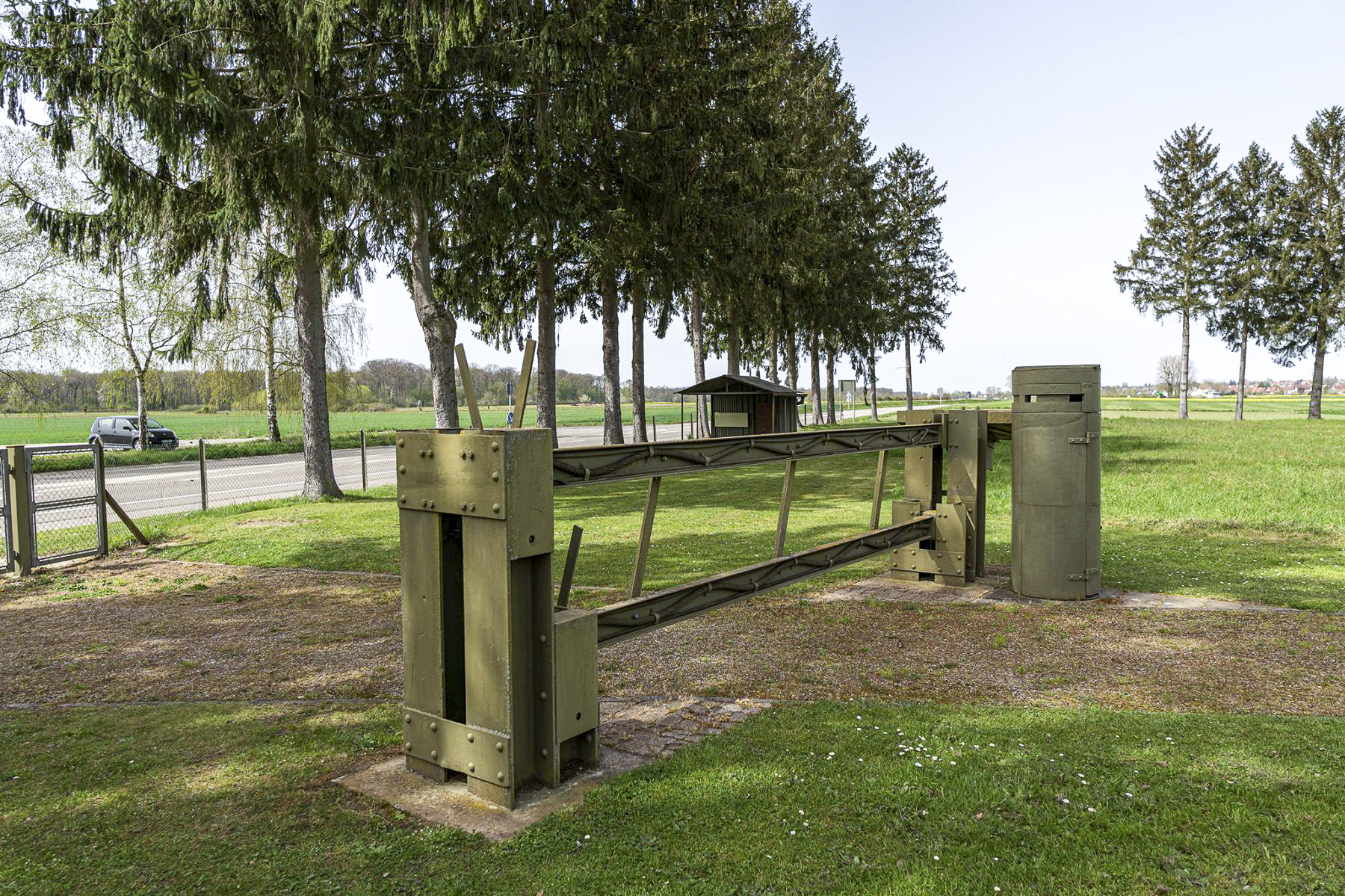 Ligne Maginot - ESCH - (Casemate d'infanterie - Double) - Matériel exposé
Barrage de route et guérite cylindrique blindée

 - David Palmer