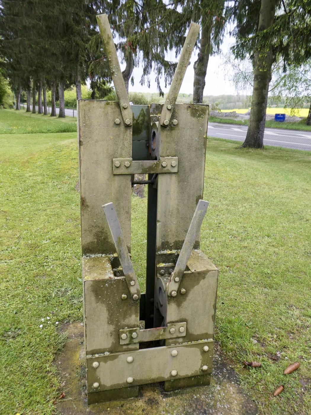 Ligne Maginot - ESCH - (Barrage de Route) - Barrière de route levante STG Mle 1933  Système de verrouillage de la barrière