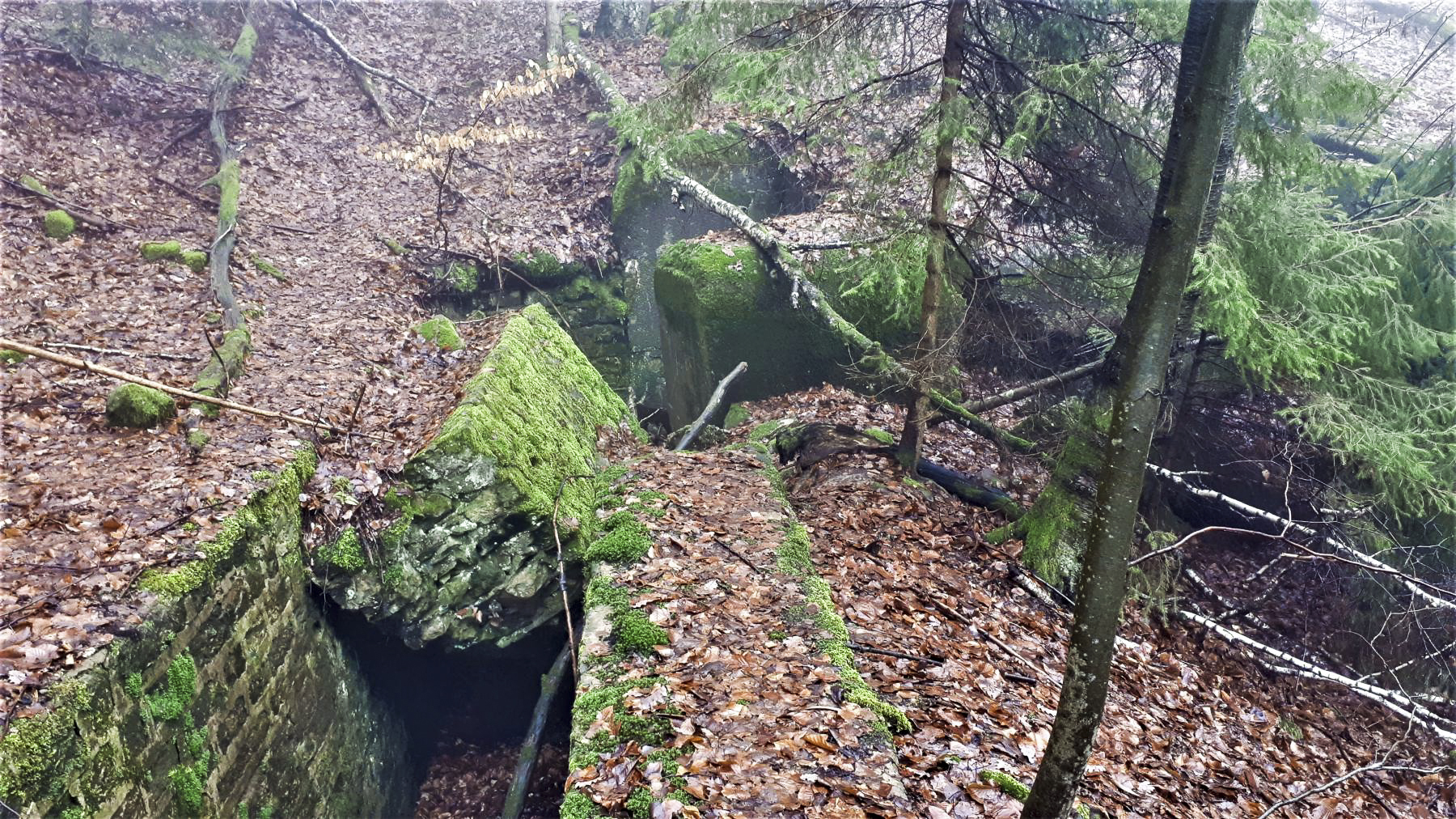 Ligne Maginot - HOCHWALD C7 - (Casemate d'infanterie) - L'entrée de la casemate à l'extrémité de la tranchée maçonnée - Gregory Fuchs