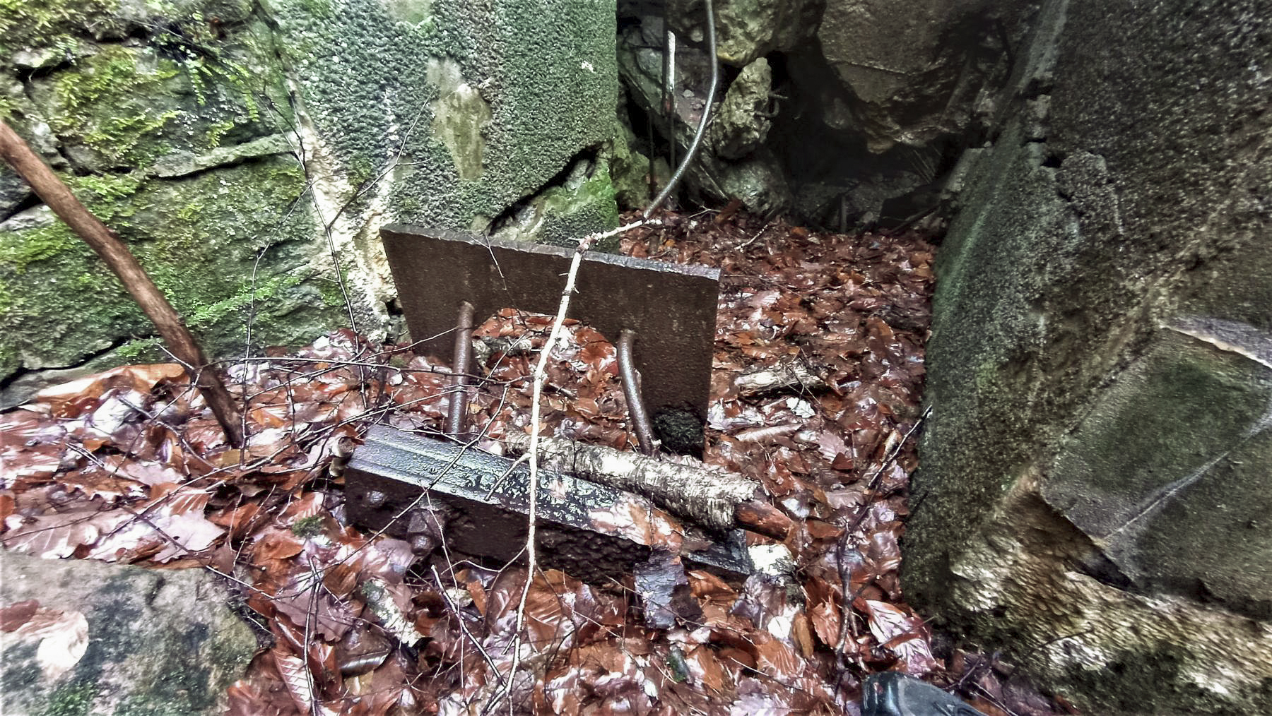 Ligne Maginot - HOCHWALD C7 - (Casemate d'infanterie) - Créneau Fusil Mitrailleur Type A probablement placé en protection de l'entrée  - Baptiste Gaudin