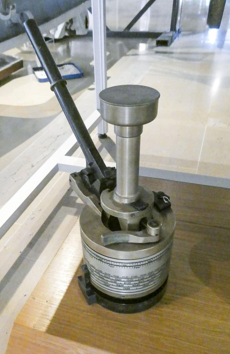 Ligne Maginot - Canon de 105 mm Modèle 1913 Schneider - Débouchoir simple pour obus du canon de 105 L mle13 armée de fusées.
Musée de l'artillerie de Draguignan