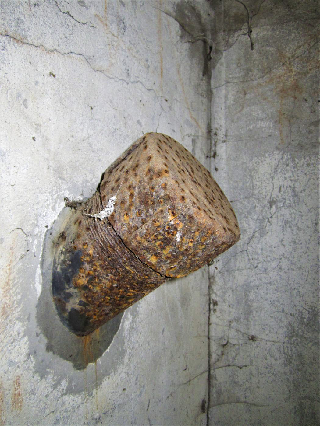 Ligne Maginot - PFAFFENBRONN 8 - (Blockhaus pour arme infanterie) - Goulotte à grenades à droite du créneau mitrailleuse