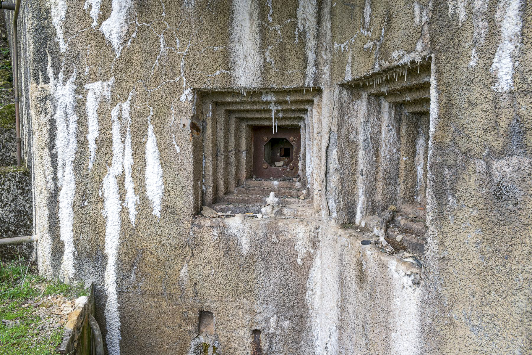 Ligne Maginot - LATIREMONT - A3 - (Ouvrage d'artillerie) - Entrée munitions
Créneaux FM 24/29 - David Palmer