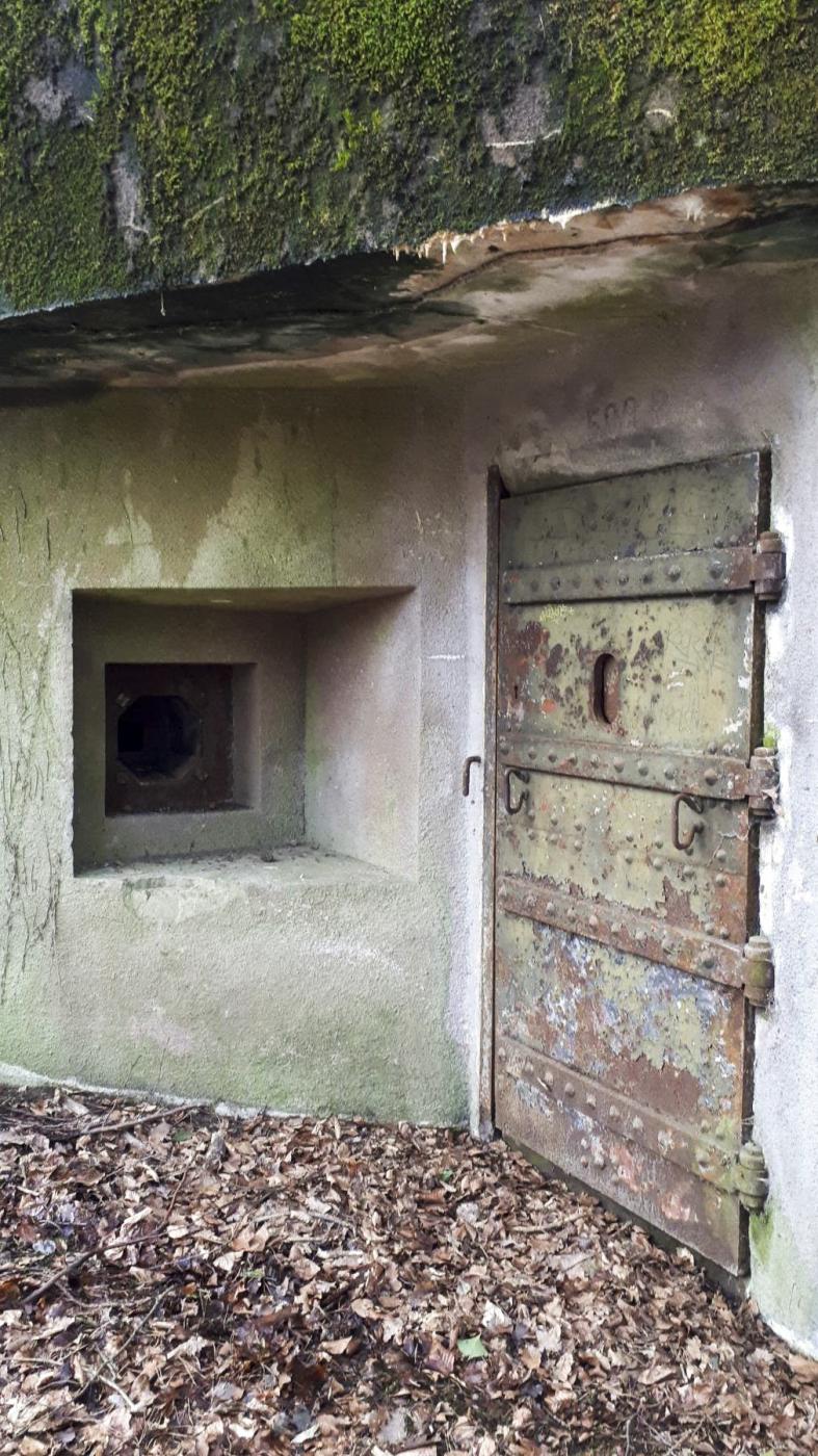 Ligne Maginot - WALKMUHL - (Abri) - Entrée Est
Entrée et créneau FM - Gregory Fuchs
