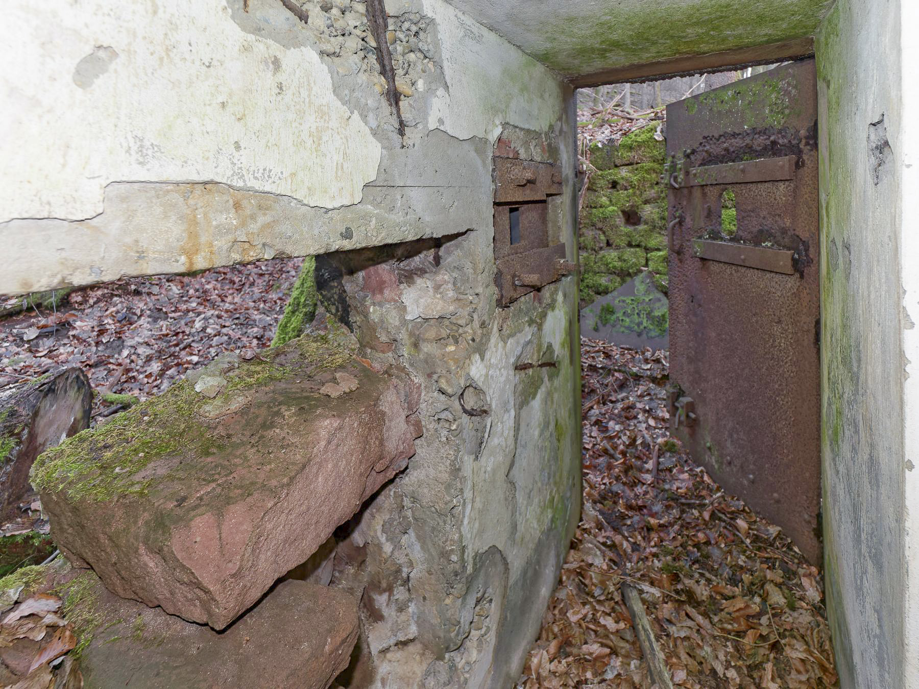 Ligne Maginot - NEUWEIHER 1 - (Blockhaus pour canon) - L'entrée avec sur la gauche, le dispositif de mise à feu du DMP voisin
