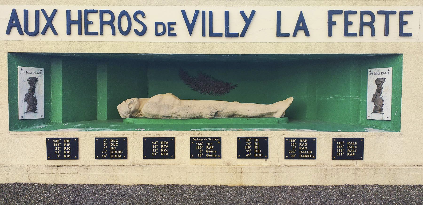 Ligne Maginot - LA FERTE - (Ouvrage d'infanterie) - Gisant du monument aux morts - Gregory Fuchs