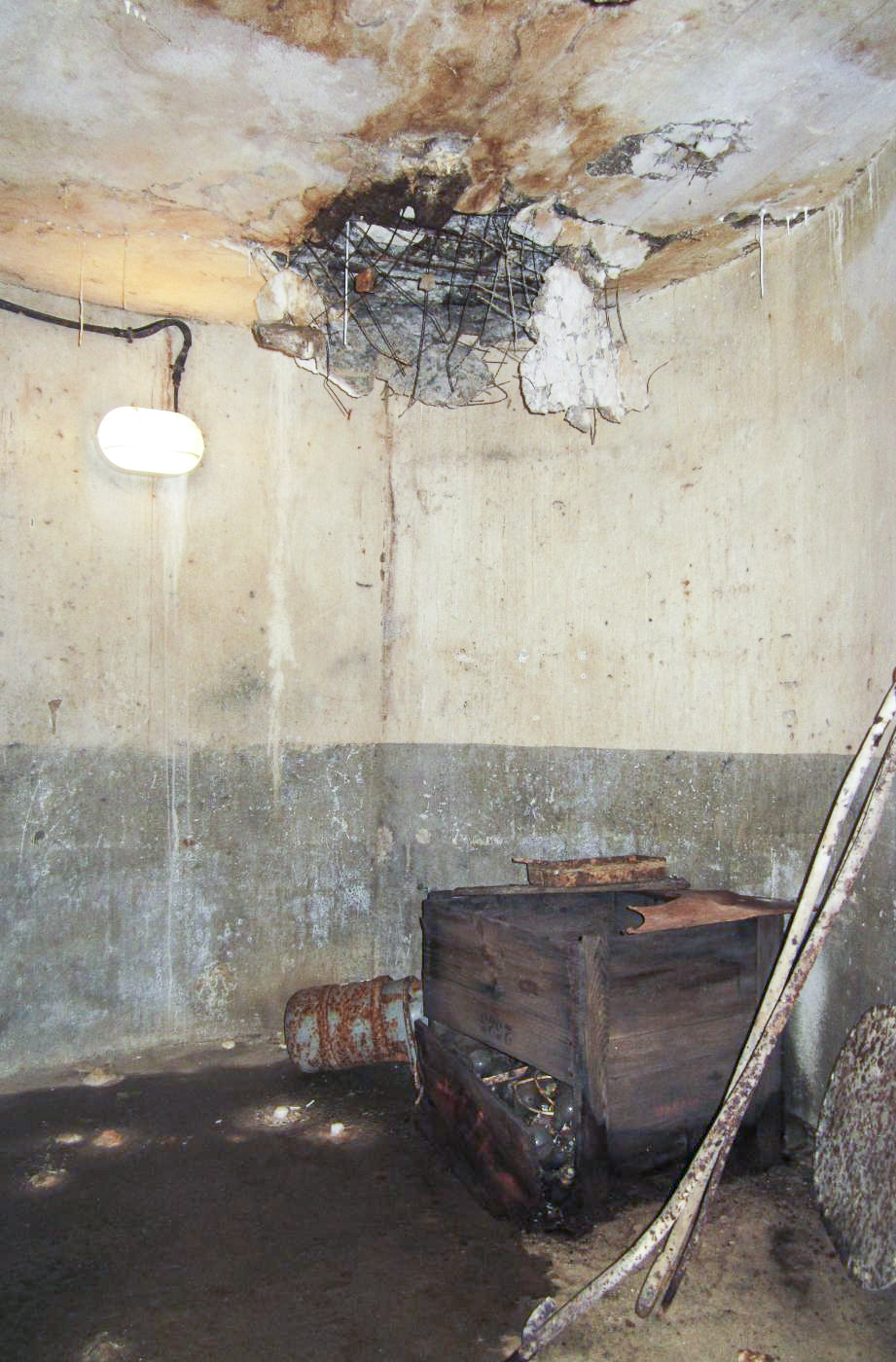 Ligne Maginot - LA FERTE - (Ouvrage d'infanterie) - Bloc 1
Magasin du génie
Situé sous le puits de la cloche pour AM n°3, ce local a été également endommagé par les explosions - Gregory Fuchs