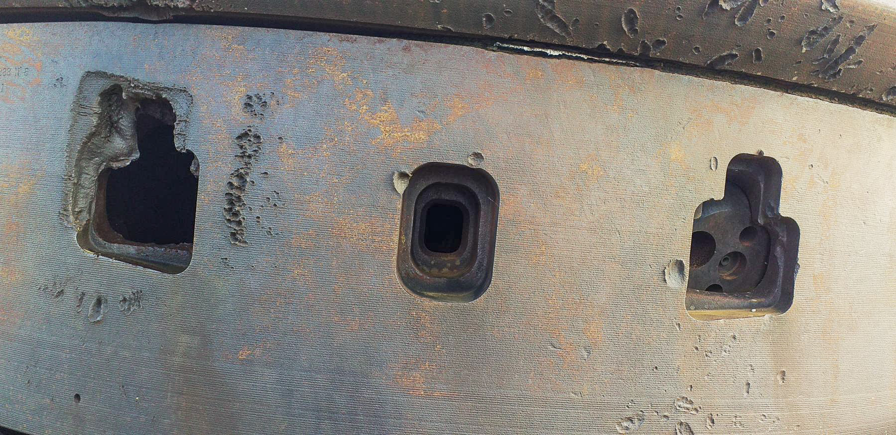 Ligne Maginot - LA FERTE - (Ouvrage d'infanterie) - Bloc 2
Tourelle pour deux AM
Détail des embrasures. Celle de gauche porte la trace de la charge de 3kg qui a détruit l'arme mixte - Gregory Fuchs