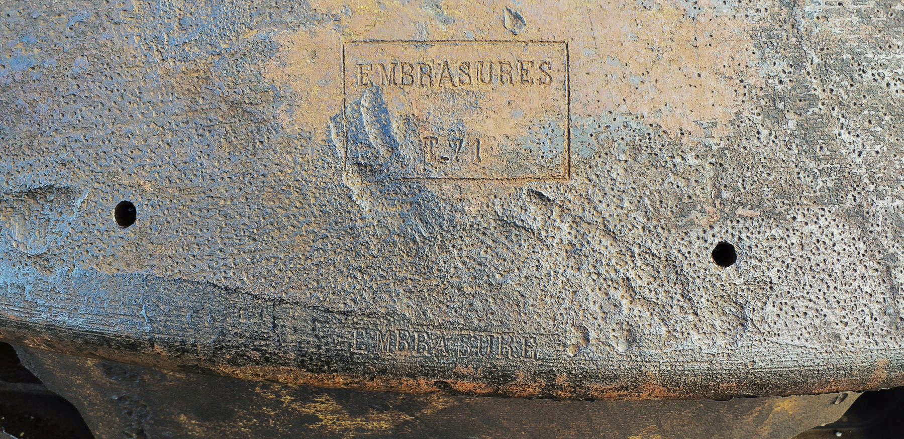 Ligne Maginot - LA FERTE - (Ouvrage d'infanterie) - Bloc 2
Tourelle pour deux AM
Repères de positionnement des embrasures et n°71 d'origine de la tourelle - Gregory Fuchs