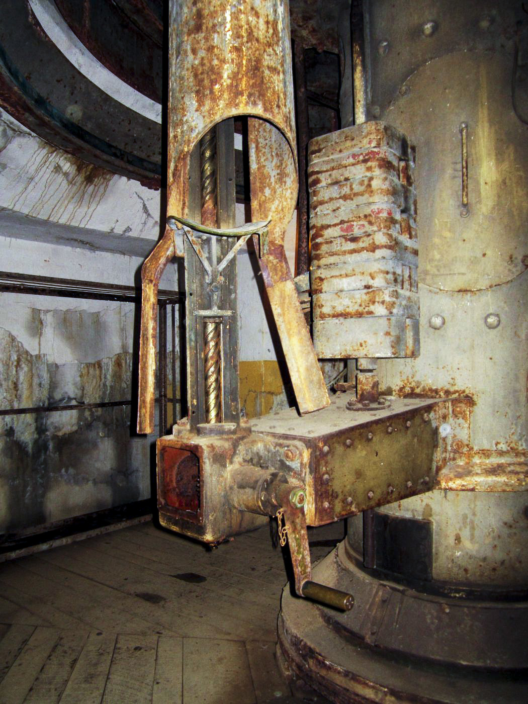 Ligne Maginot - LA FERTE - (Ouvrage d'infanterie) - Bloc 2
Etage intermédiaire de la tourelle pour deux AM
Noria d'approvisionnement en munitions  - Gregory Fuchs