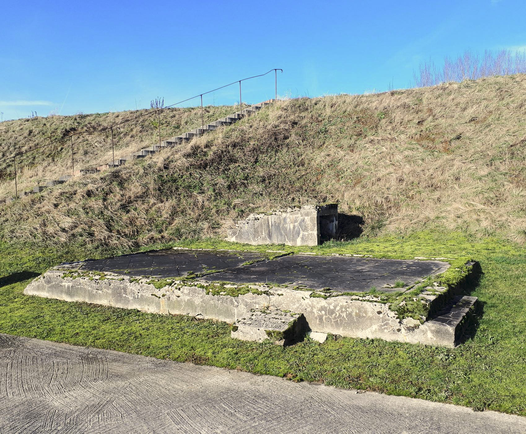Ligne Maginot - LA FERTE - (Ouvrage d'infanterie) - Fondation de baraquement à coté du bloc 1. Il abritait un détachement du génie en temps de paix, chargé de l'entretien de l'ouvrage. En temps de guerre, il devient la popote des officiers et sous-officiers de l'ouvrage - Gregory Fuchs