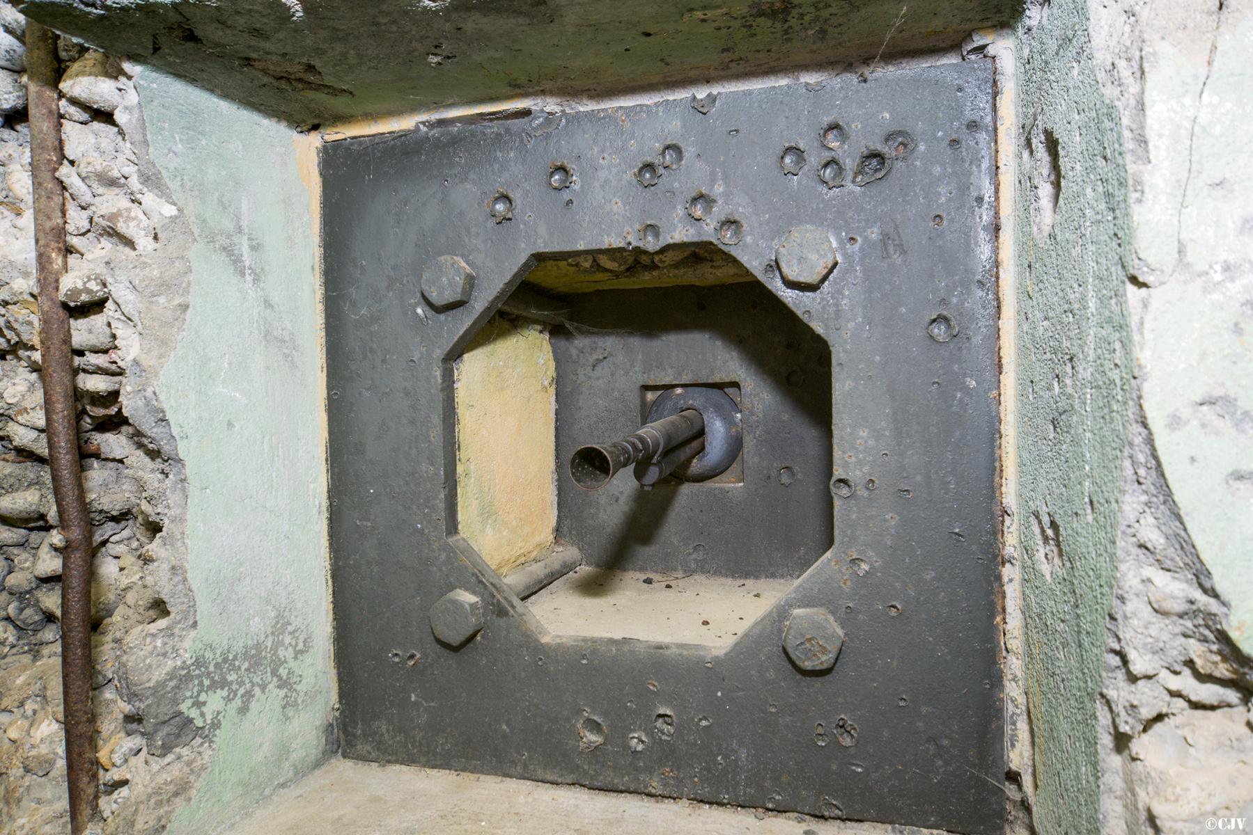 Ligne Maginot - Ouvrage de la Ferté - Bloc 1
FM de défense de l'entrée
Créneau type A pour FM 24/29 avec support RB assurant l'étanchéité de l'ensemble et la protection du tireur