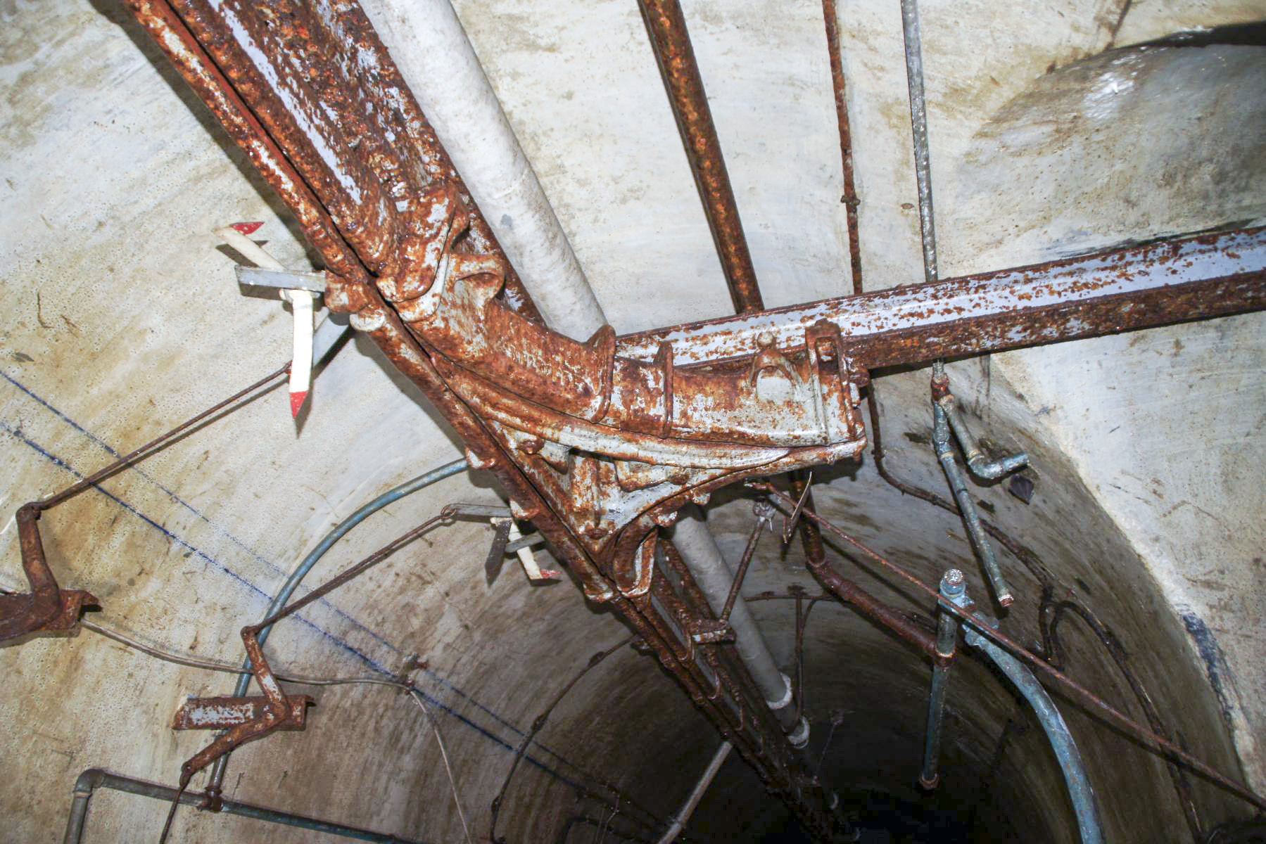 Ligne Maginot - MICHELSBERG - A22 - (Ouvrage d'artillerie) - Bloc 6
Les contacts marche-arrêt sur le monorail. - STENGER Mathieu