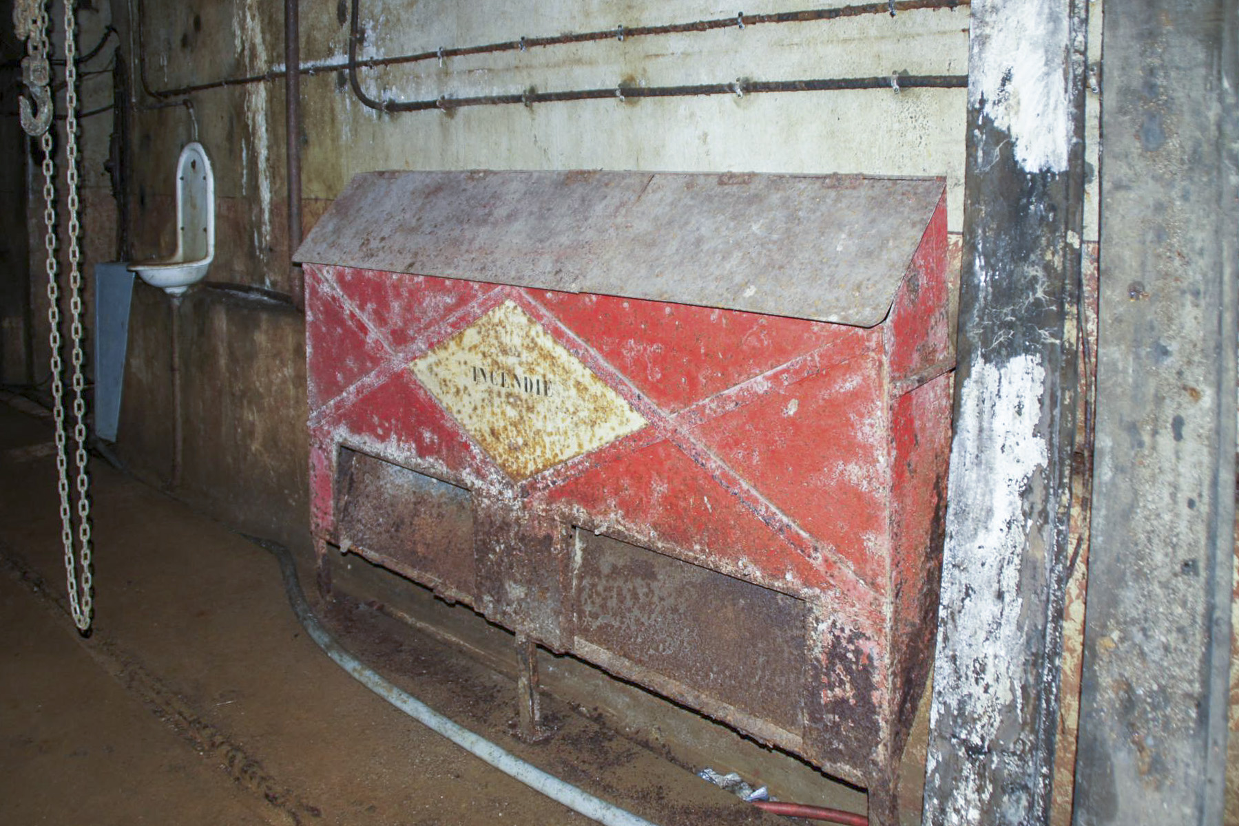 Ligne Maginot - MICHELSBERG - A22 - (Ouvrage d'artillerie) - Bloc 6
Le bac à sable pour la lutte contre l'incendie dans le M2. - STENGER Mathieu