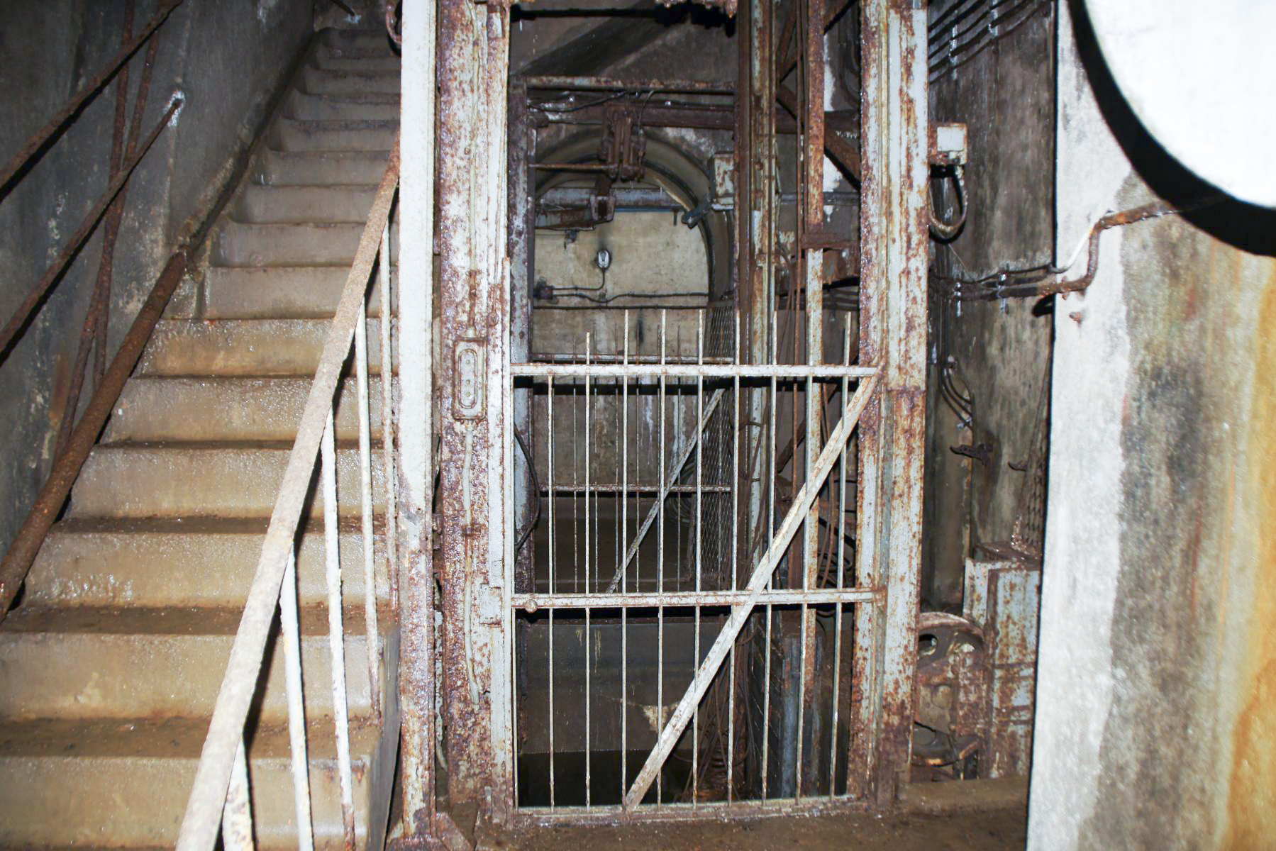 Ligne Maginot - MICHELSBERG - A22 - (Ouvrage d'artillerie) - Bloc 6
Le monte-charge et l'escalier  - STENGER Mathieu