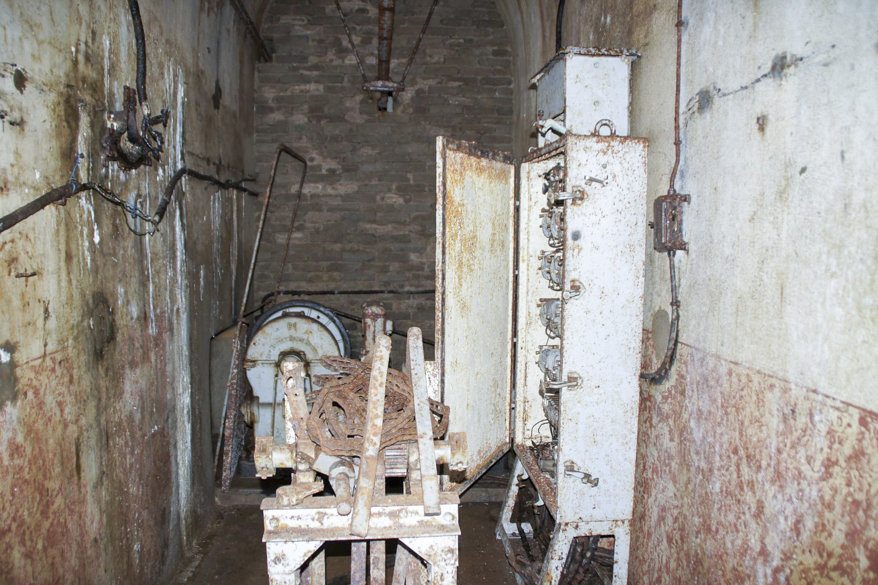 Ligne Maginot - MICHELSBERG - A22 - (Ouvrage d'artillerie) - Bloc 6
Le local technique du monte-charge. - STENGER Mathieu