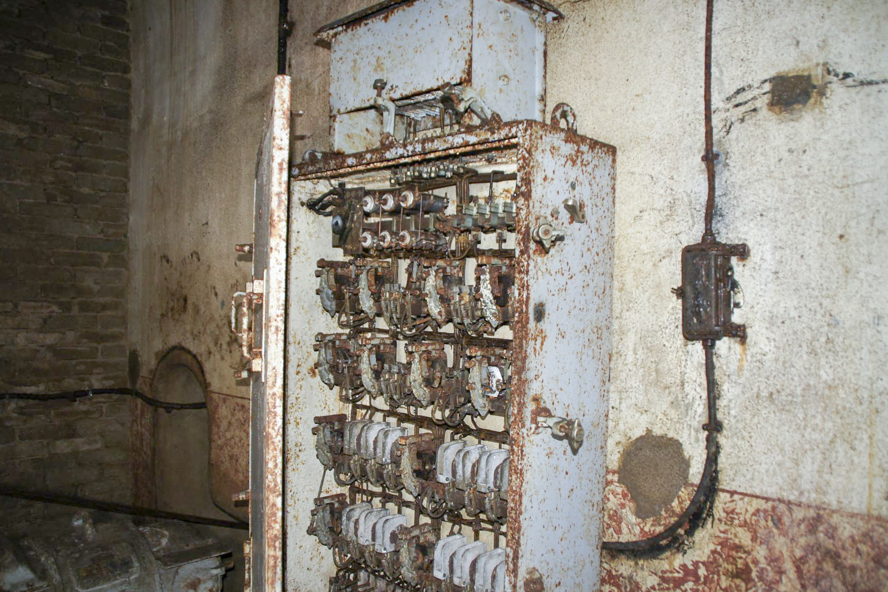 Ligne Maginot - MICHELSBERG - A22 - (Ouvrage d'artillerie) - Bloc 6
Le coffret électrique du monte-charge. - STENGER Mathieu