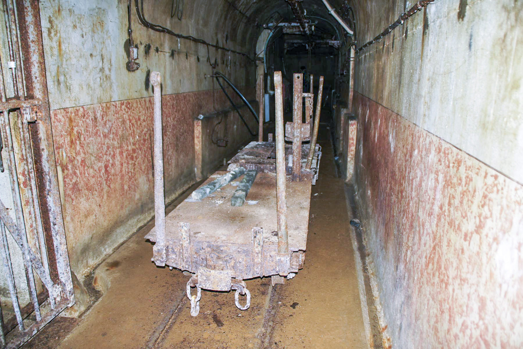 Ligne Maginot - MICHELSBERG - A22 - (Ouvrage d'artillerie) - Des wagonnets type Nord-Est dans une galerie du magasin M2 du bloc 6. - STENGER Mathieu