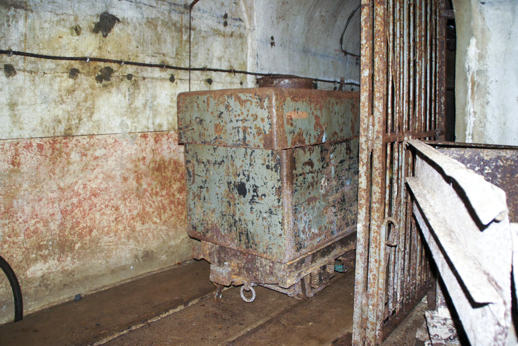 Ligne Maginot - MICHELSBERG - A22 - (Ouvrage d'artillerie) - Un wagon citerne dans le M2 du bloc 6. - STENGER Mathieu