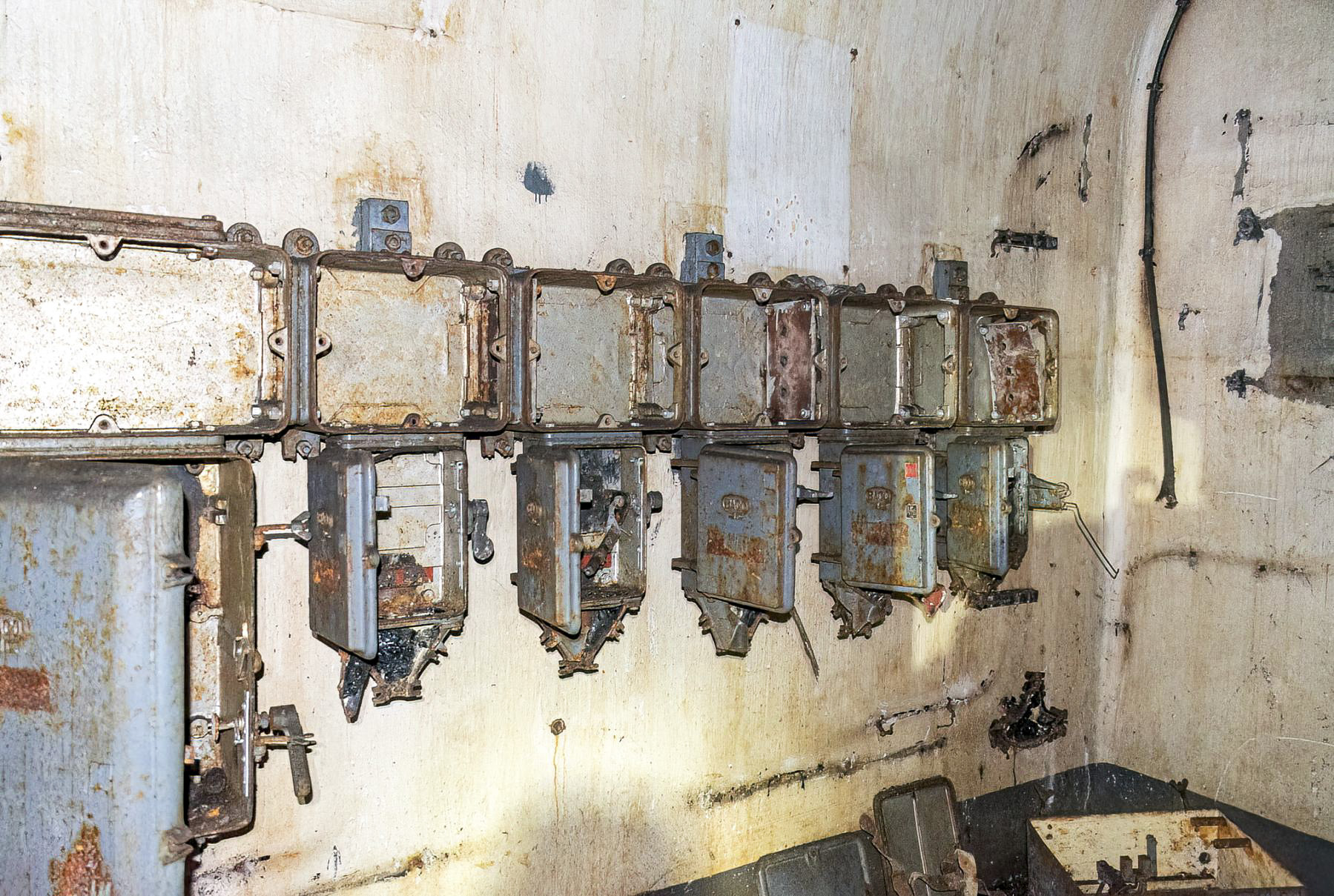 Ligne Maginot - LATIREMONT - A3 - (Ouvrage d'artillerie) - Bloc 6
Boîtes à fusibles  - David Palmer