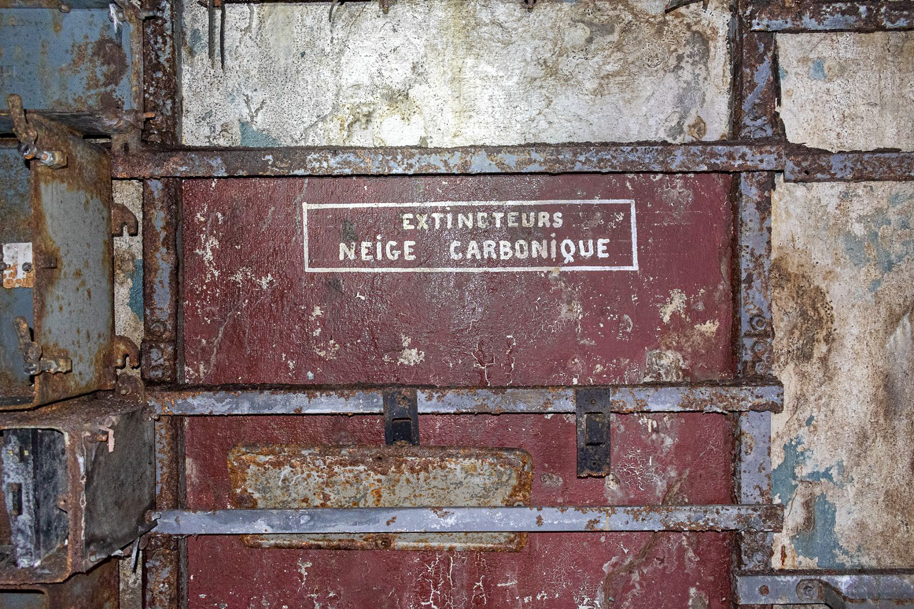 Ligne Maginot - LATIREMONT - A3 - (Ouvrage d'artillerie) - Usine
Extincteurs neige carbonique - David Palmer