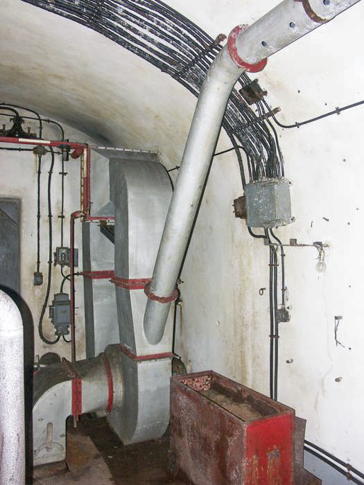 Ligne Maginot - BIRLENBACH - (Abri) - La ventilation installée dans l'usine. 
La batterie de réchauffage de l'air neuf est visible en partie haute
