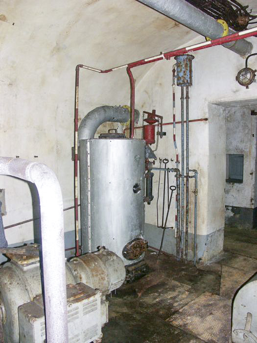 Ligne Maginot - BIRLENBACH - (Abri) - La chaudiére vapeur installée dans l'usine, elle permet le rechauffage de l'air neuf grâce à une batterie de chauffe insérée dans le conduit d'arrivée d'air
