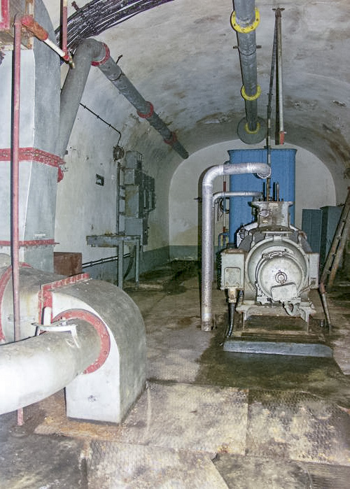 Ligne Maginot - BIRLENBACH - (Abri) - L'usine électrique
Le second groupe électrogène et la travée électrique à sa gauche