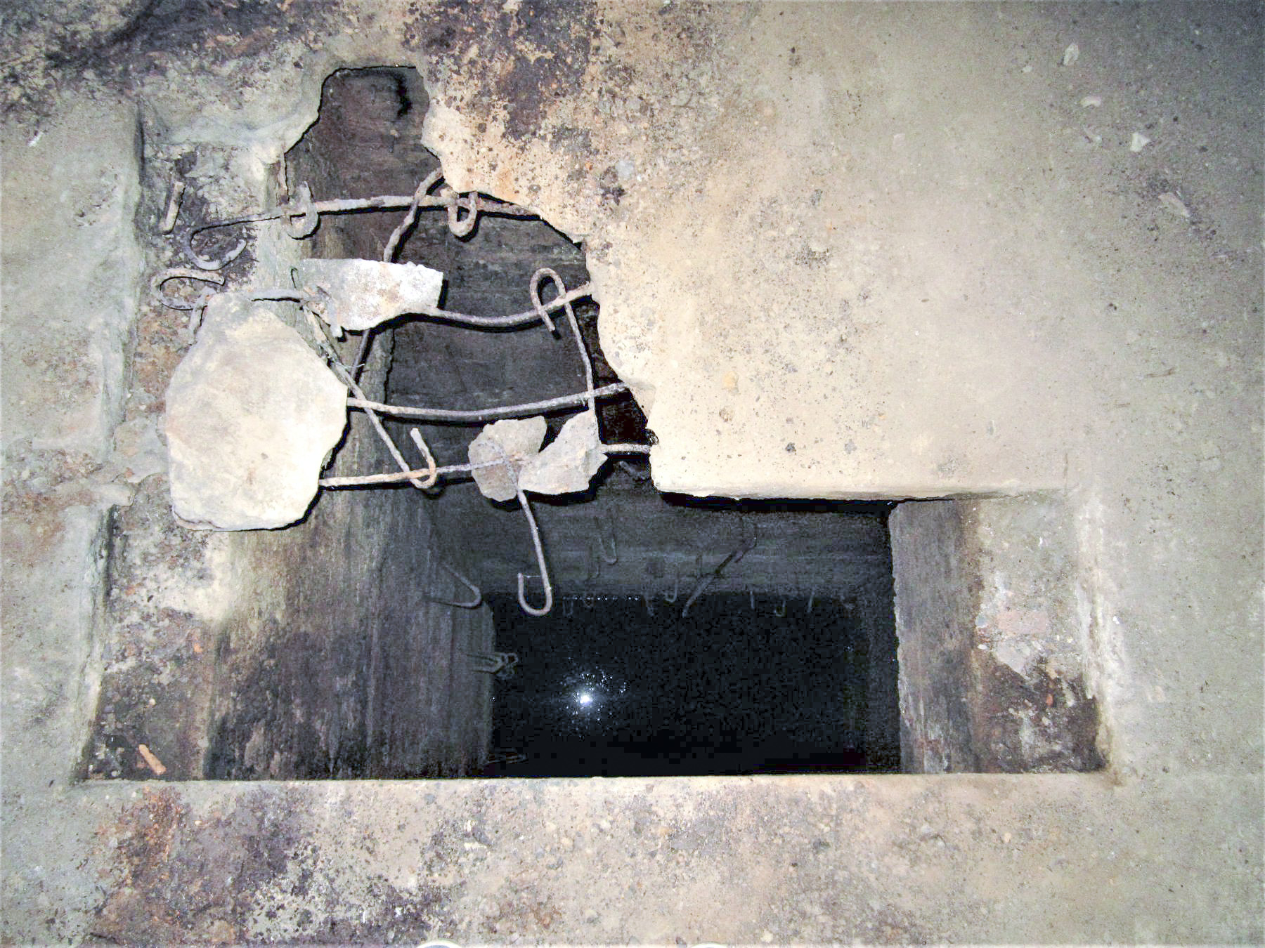 Ligne Maginot - ASCHBACH OUEST - (Casemate d'infanterie - Simple) - Etage inférieur
Le puits de liaison vers les dessous de l'ouvrage non construit d'Oberroedern. Creusé sur une dizaine de mètres, il a été aménagé en  citerne à eau - Gregory Fuchs