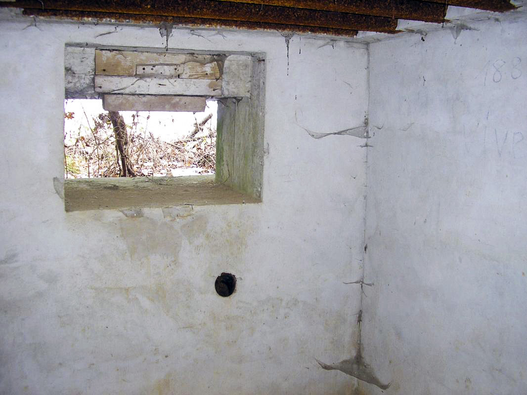 Ligne Maginot - BOIS DE HOFFEN 2 - (Blockhaus pour arme infanterie) - Créneau vu de l'intérieur