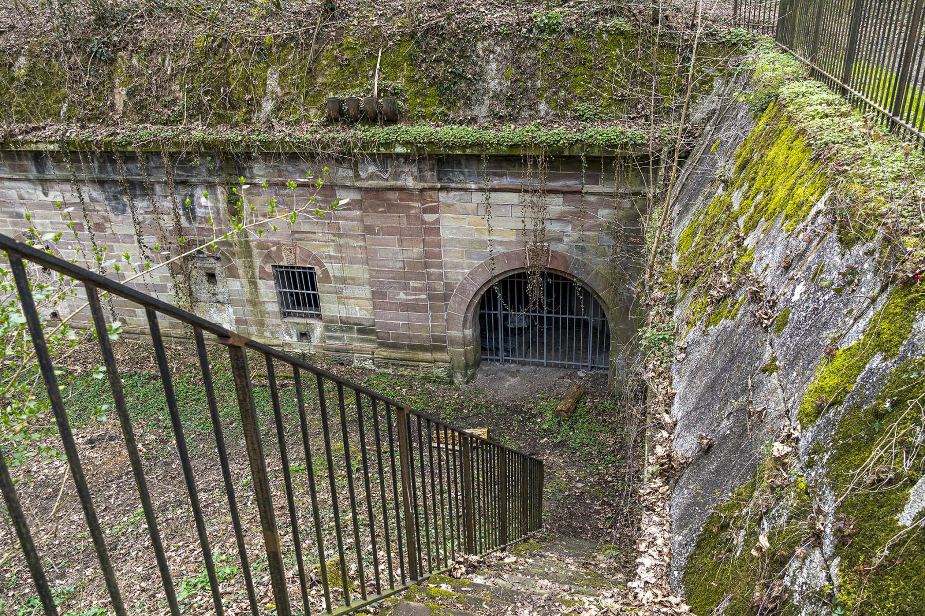 Ligne Maginot - JOFFRE-LEFEBVRE - (Position d'artillerie préparée) - Poterne de la caserne de tête et escalier d'accès au rempart du flanc droit - David Palmer