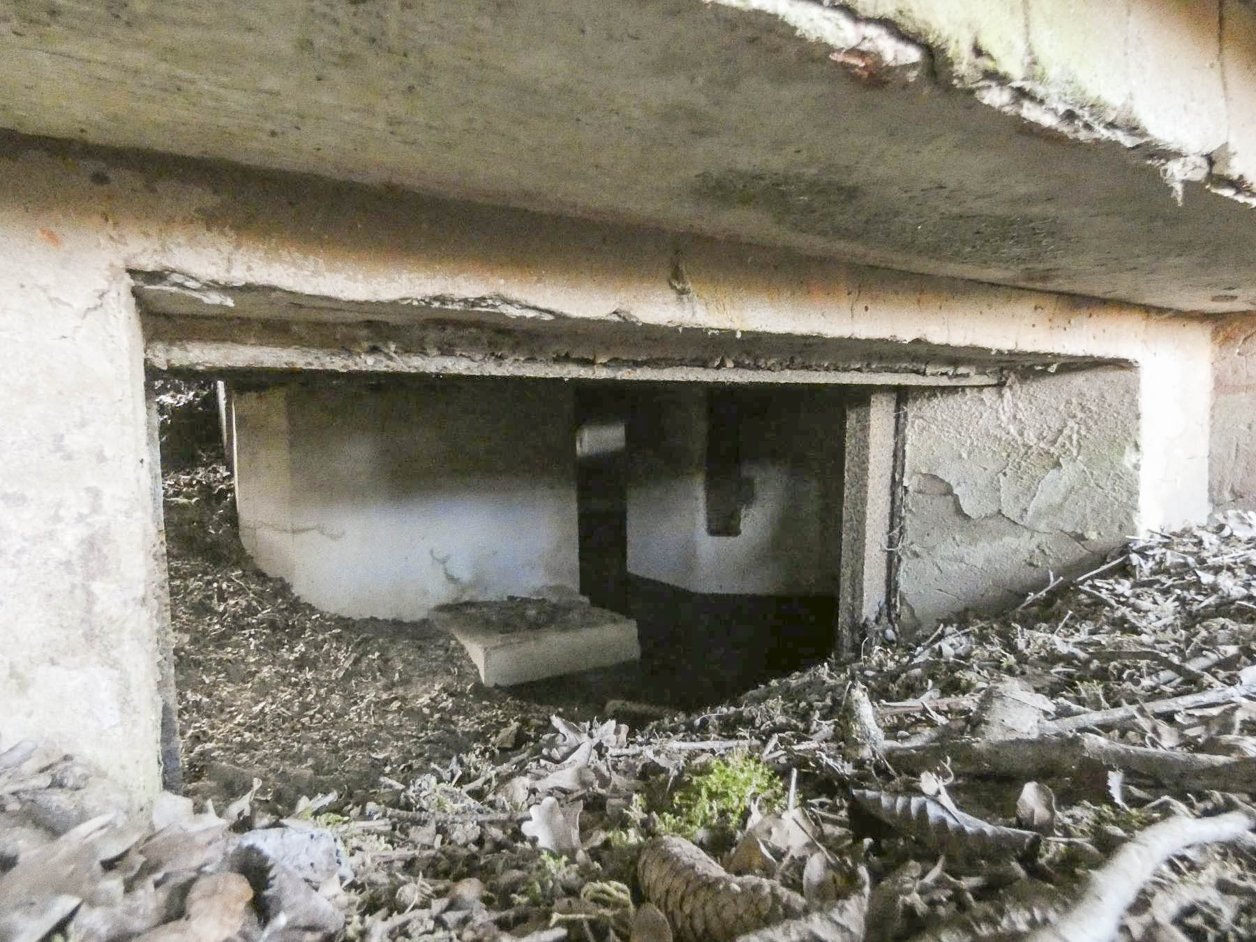 Ligne Maginot - LEGERET NORD 1 - C55-B - (Blockhaus pour canon) - L'intérieur du blockhaus vu par le créneau AC. On distingue un plot de fixation de la bêche du canon. - STENGER Mathieu