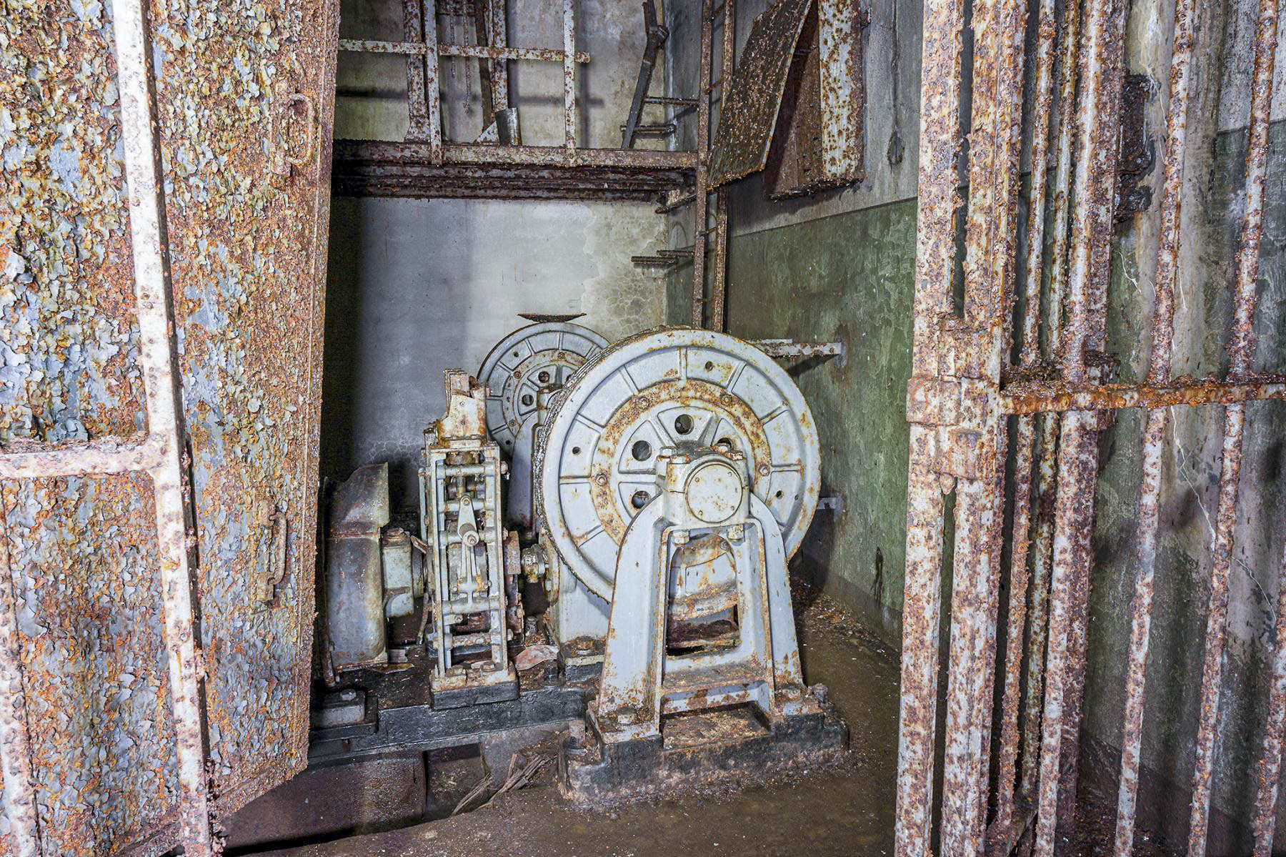 Ligne Maginot - BILLIG - A18 - (Ouvrage d'artillerie) - Bloc 4
La machinerie du monte-charges - David Palmer