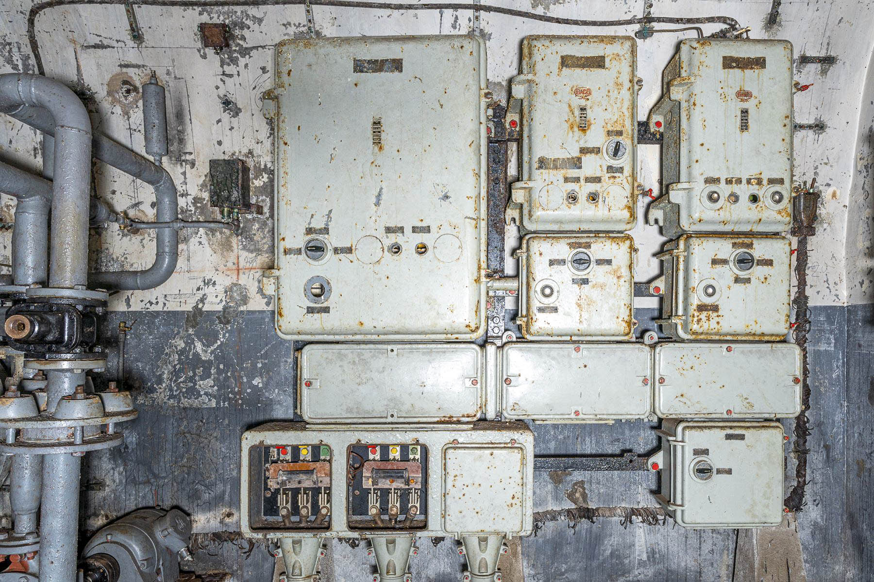 Ligne Maginot - MOLVANGE - A9 - (Ouvrage d'artillerie) - Bloc 3
Tableau électrique
 - David Palmer
