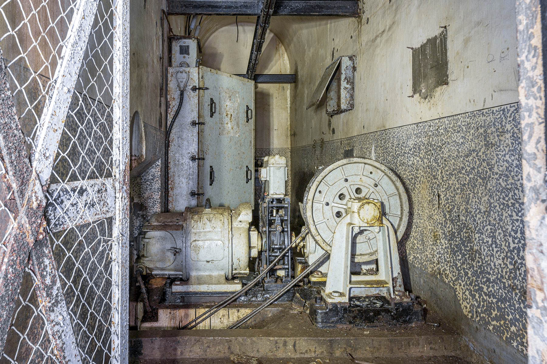 Ligne Maginot - MOLVANGE - A9 - (Ouvrage d'artillerie) - Bloc 10
La machinerie du monte-charges - David Palmer