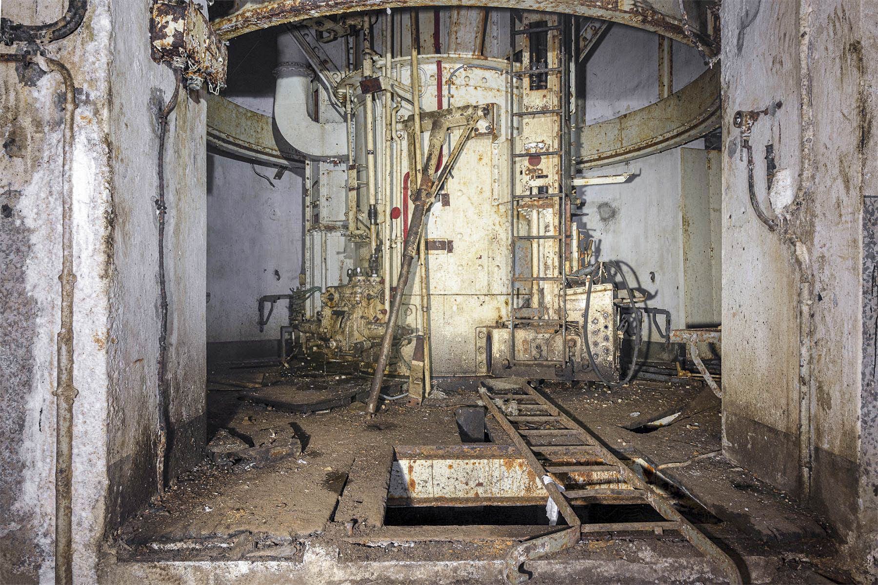 Ligne Maginot - MOLVANGE - A9 - (Ouvrage d'artillerie) - Bloc 10
Tourelle de 75mm mle 33 - David Palmer