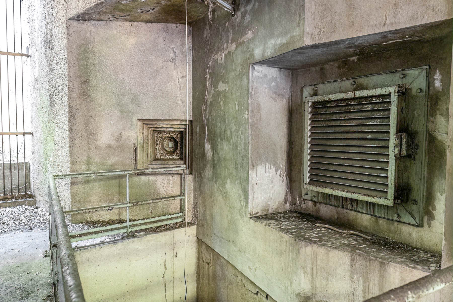 Ligne Maginot - ROCHONVILLERS - A8 - (Ouvrage d'artillerie) - Entrée munitions
Les deux créneaux de gauche : FM et JM/AC37 modernisé. Noter les restes du camouflage d'origine sur la partie non modernisée, à gauche. - David Palmer